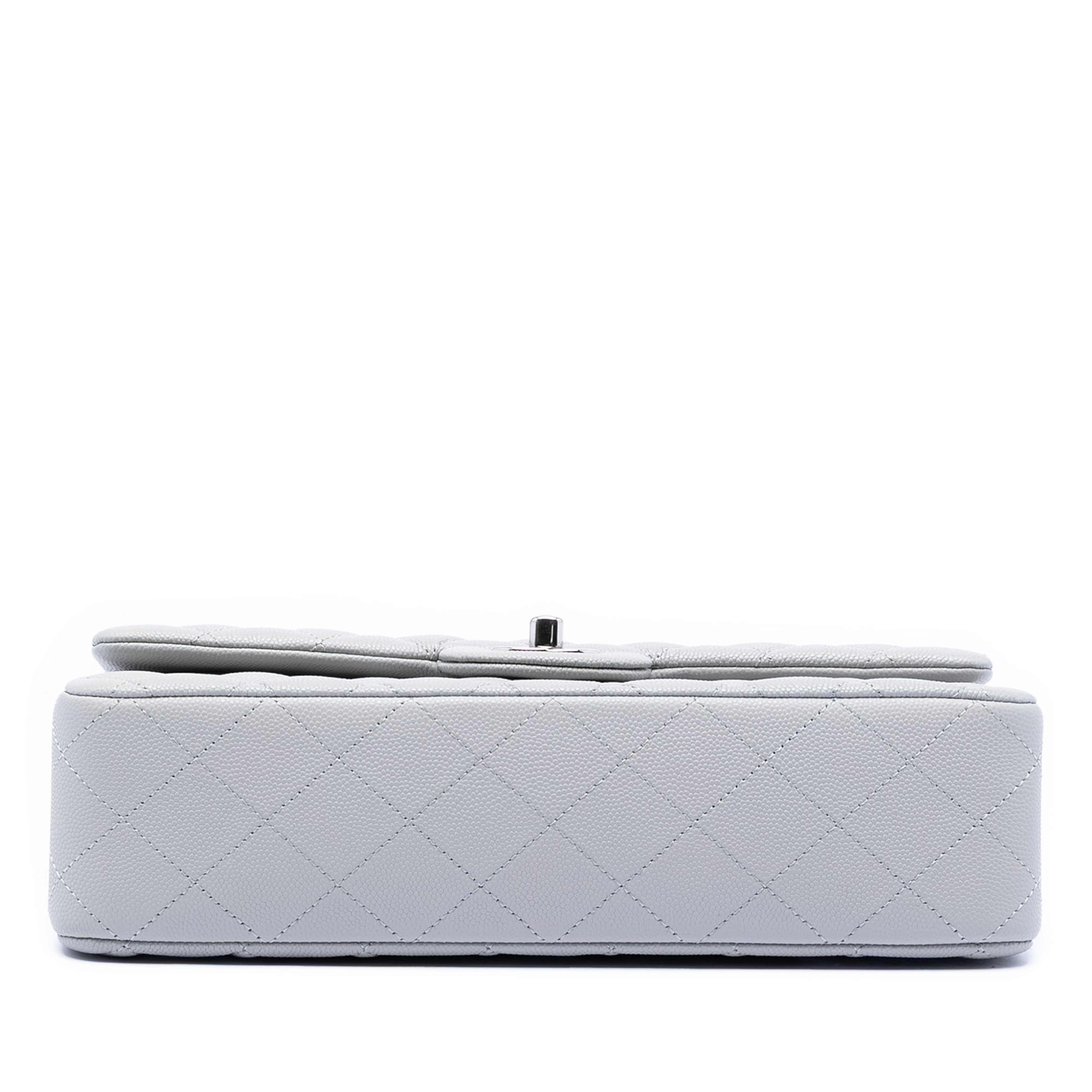 Chanel Medium Classic Caviar Double Flap, från Luxclusif, i färgen light gray. Klicka för att öppna bilden i stort format