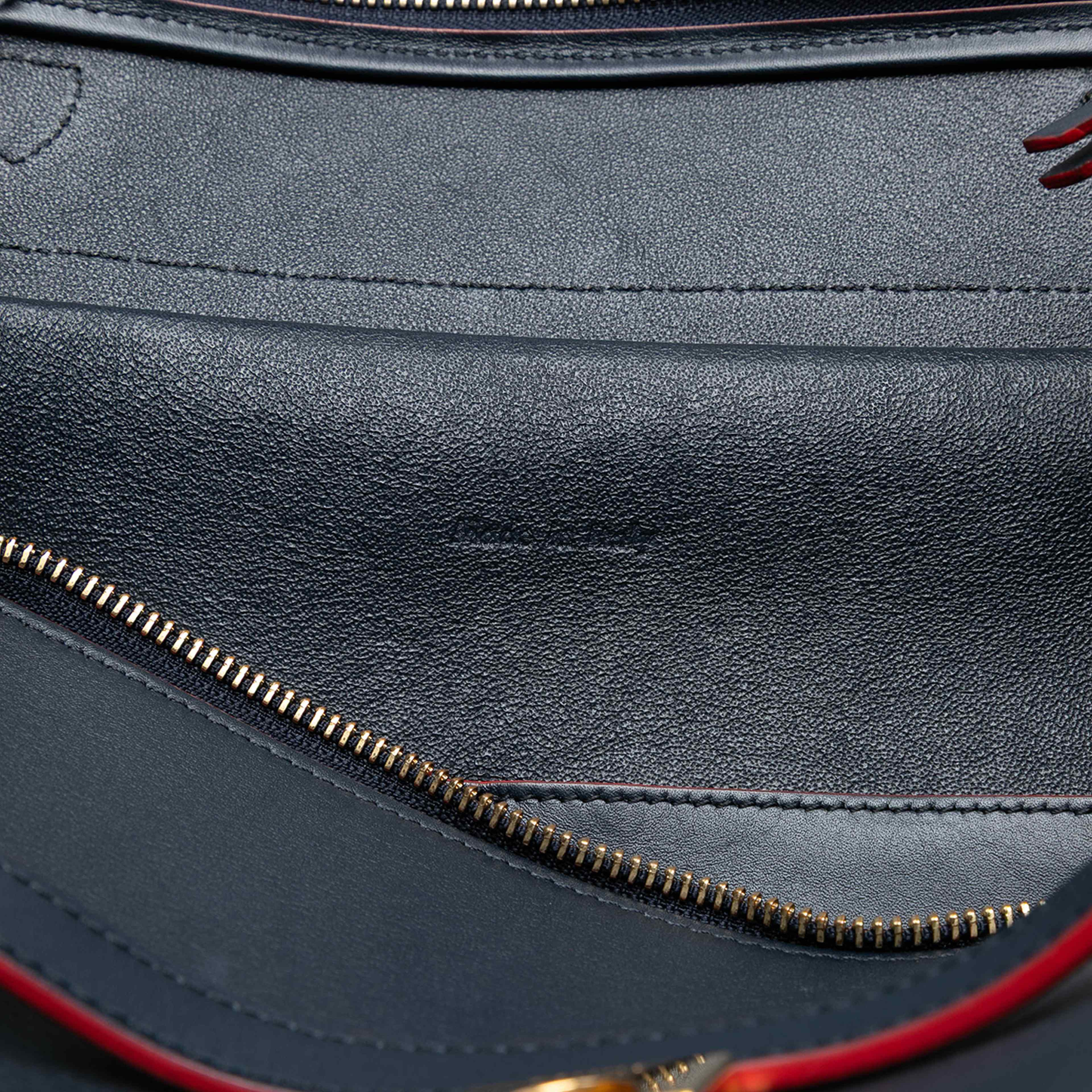 Celine Mini Smooth Calfskin Belt Bag, från Luxclusif, i färgen navy. Klicka för att öppna bilden i stort format