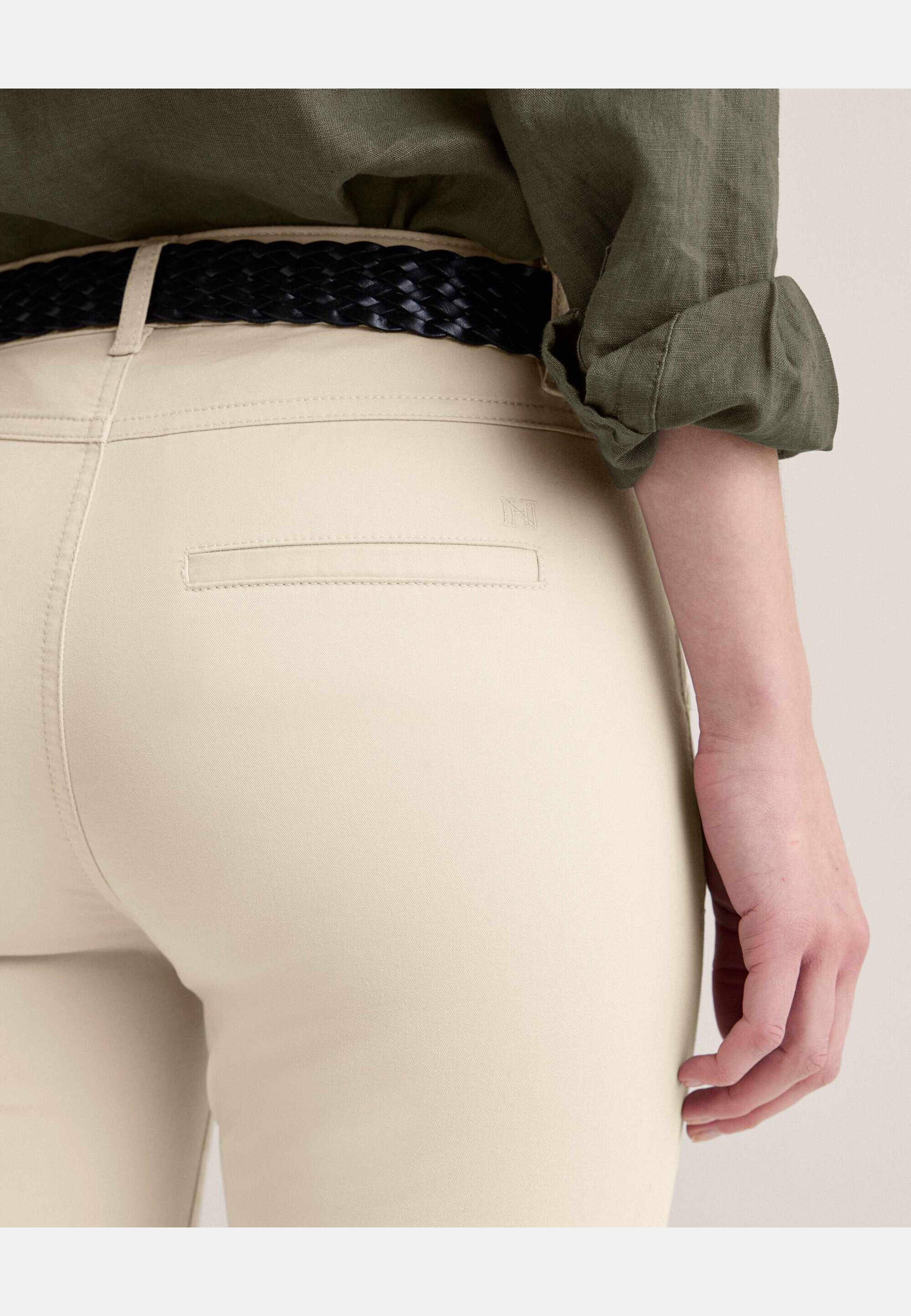 Caroline Chinos, från Newhouse, i färgen beige. Klicka för att öppna bilden i stort format