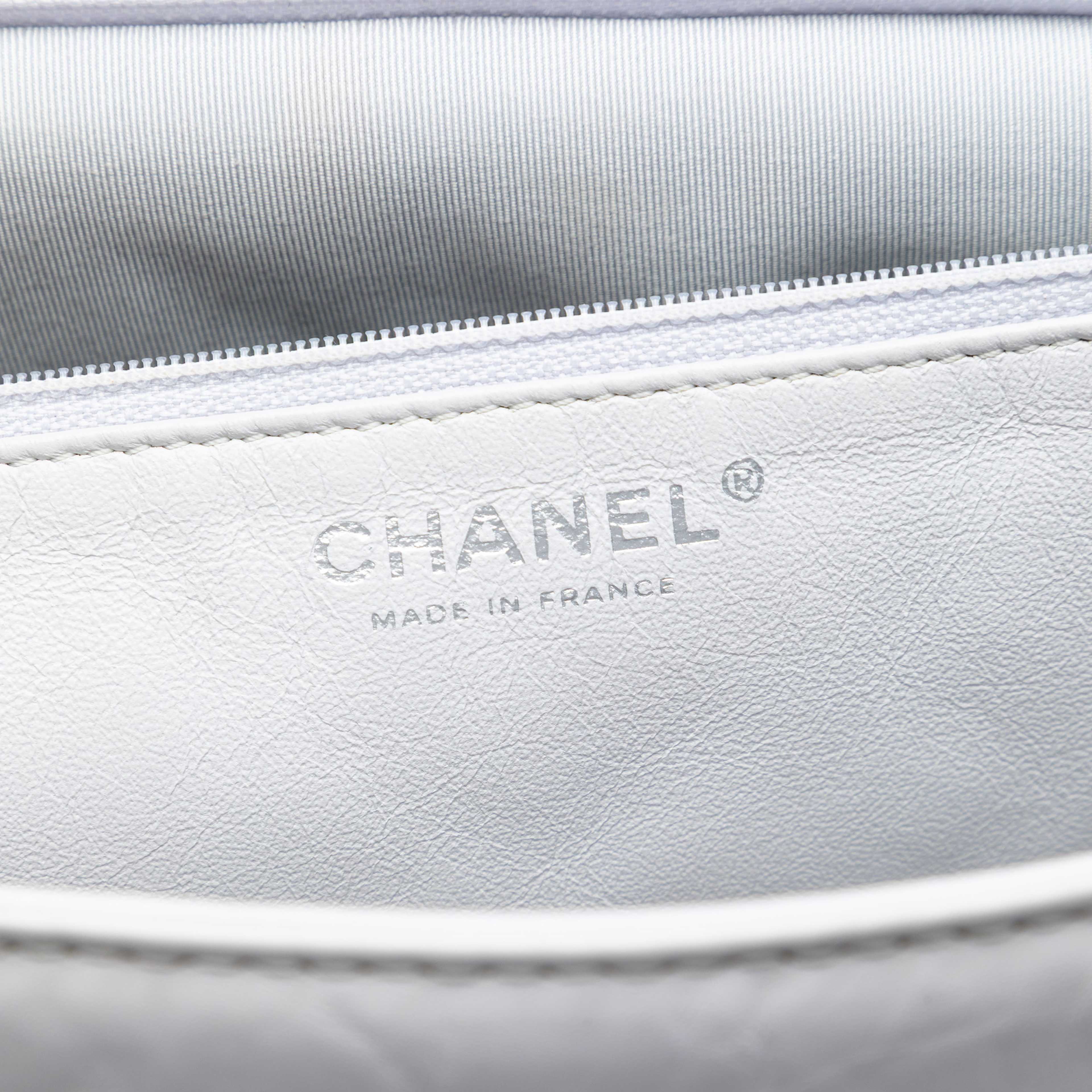 Chanel Maxi Quilted Aged Calfskin Reissue 2.55 Single Flap, från Luxclusif, i färgen white. Klicka för att öppna bilden i stort format