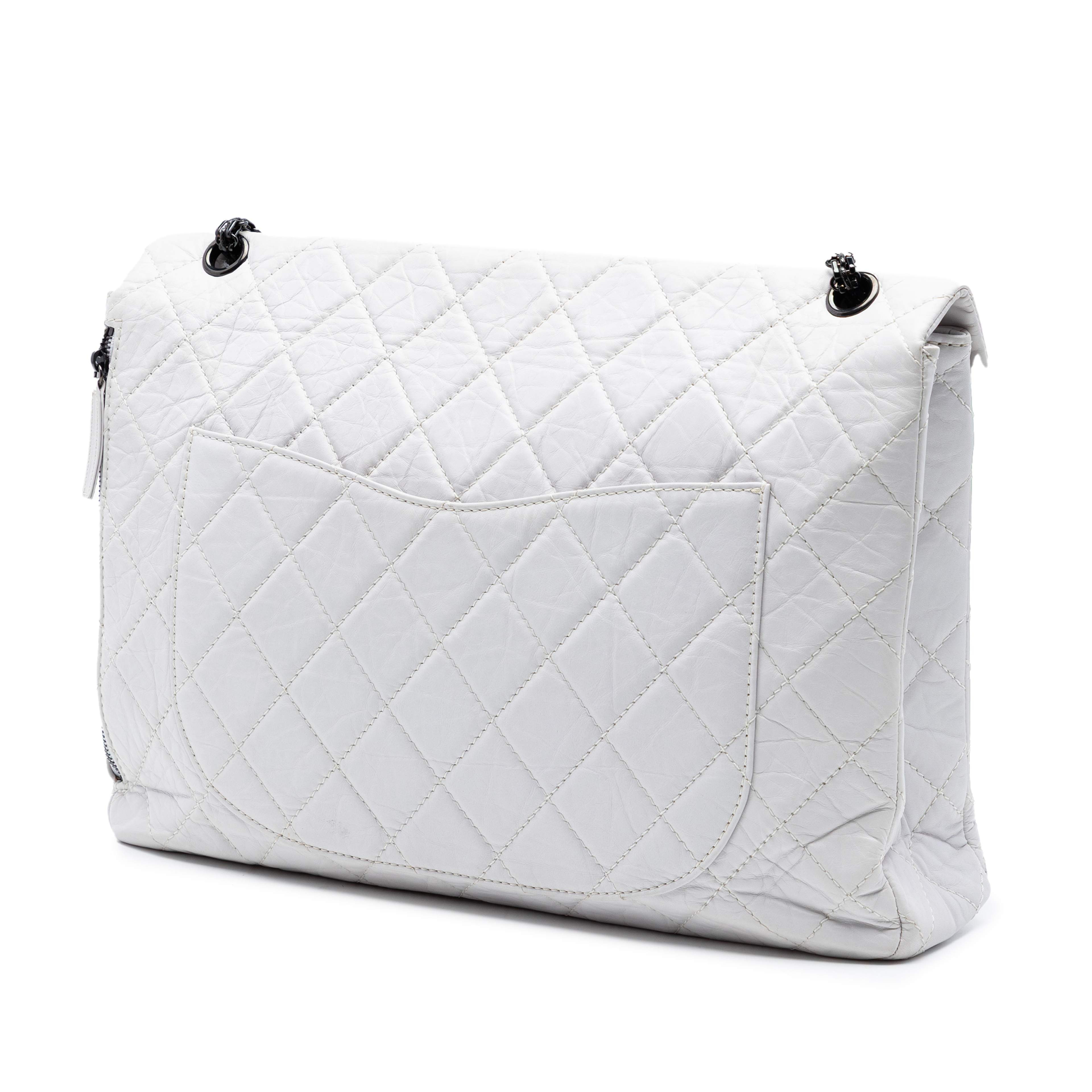 Chanel Maxi Quilted Aged Calfskin Reissue 2.55 Single Flap, från Luxclusif, i färgen vit. Klicka för att öppna bilden i stort format