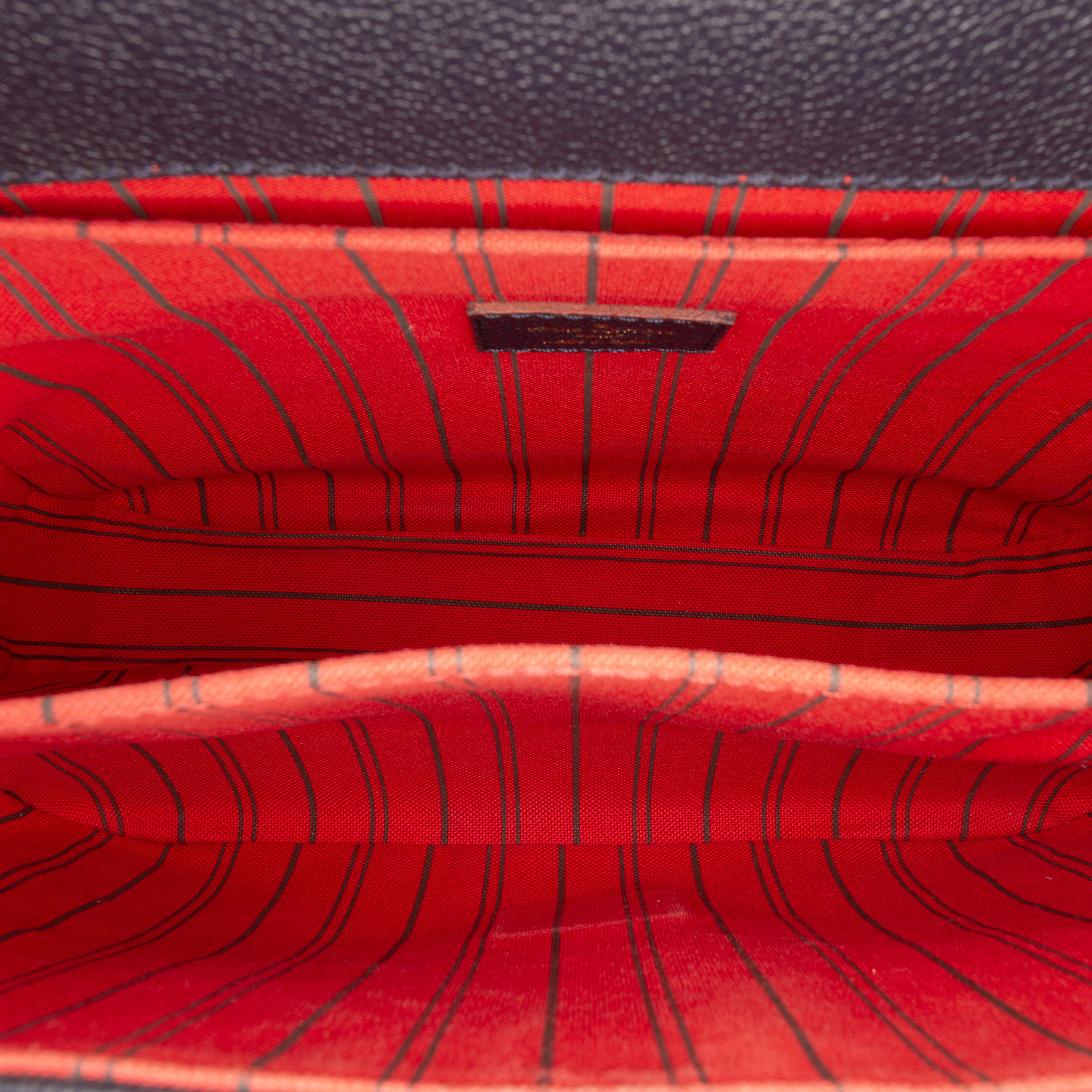 Louis Vuitton Monogram Empreinte Pochette Metis, från Luxclusif, i färgen navy. Klicka för att öppna bilden i stort format