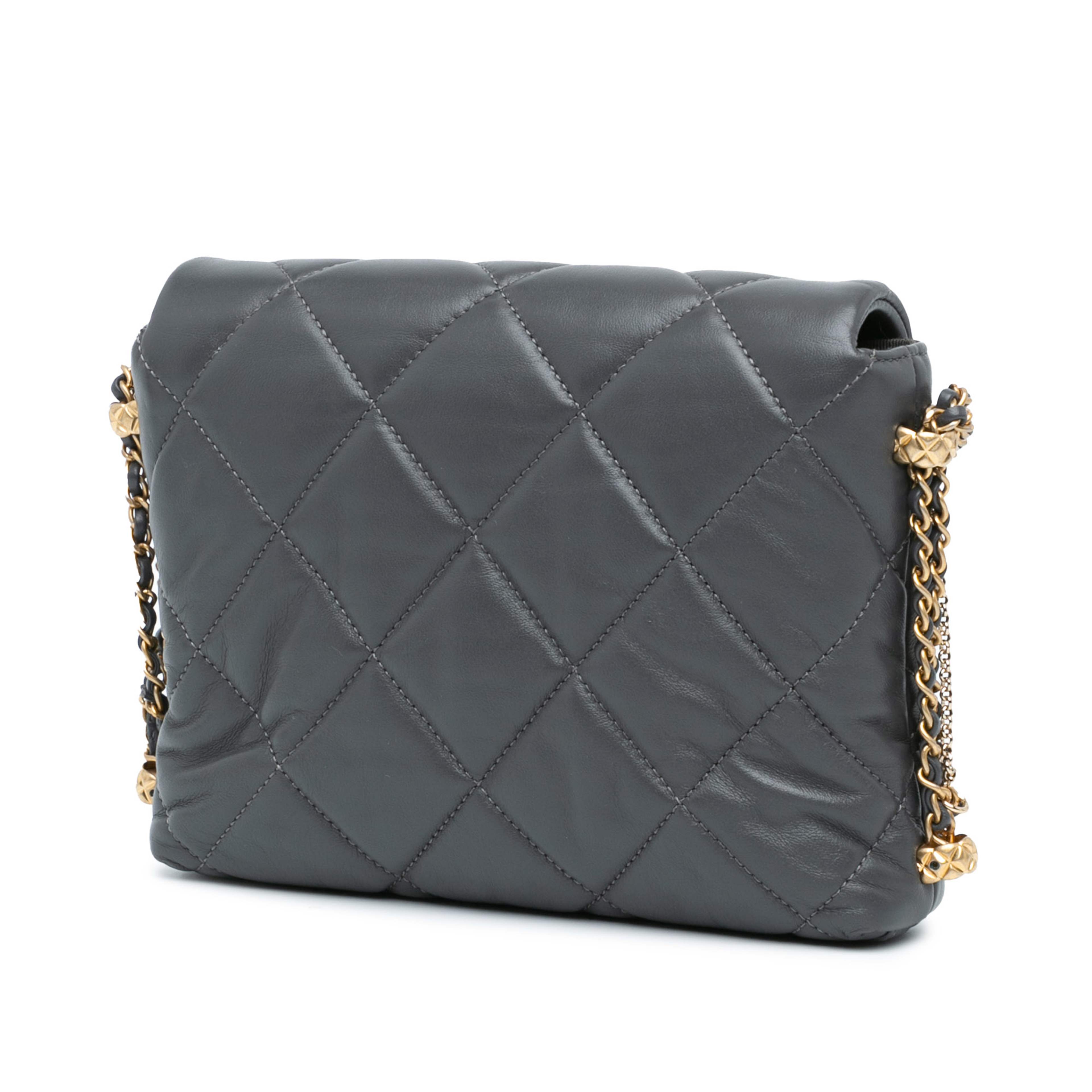 Chanel Mini Quilted Lambskin Crush On Chains Flap, från Luxclusif, i färgen navy. Klicka för att öppna bilden i stort format