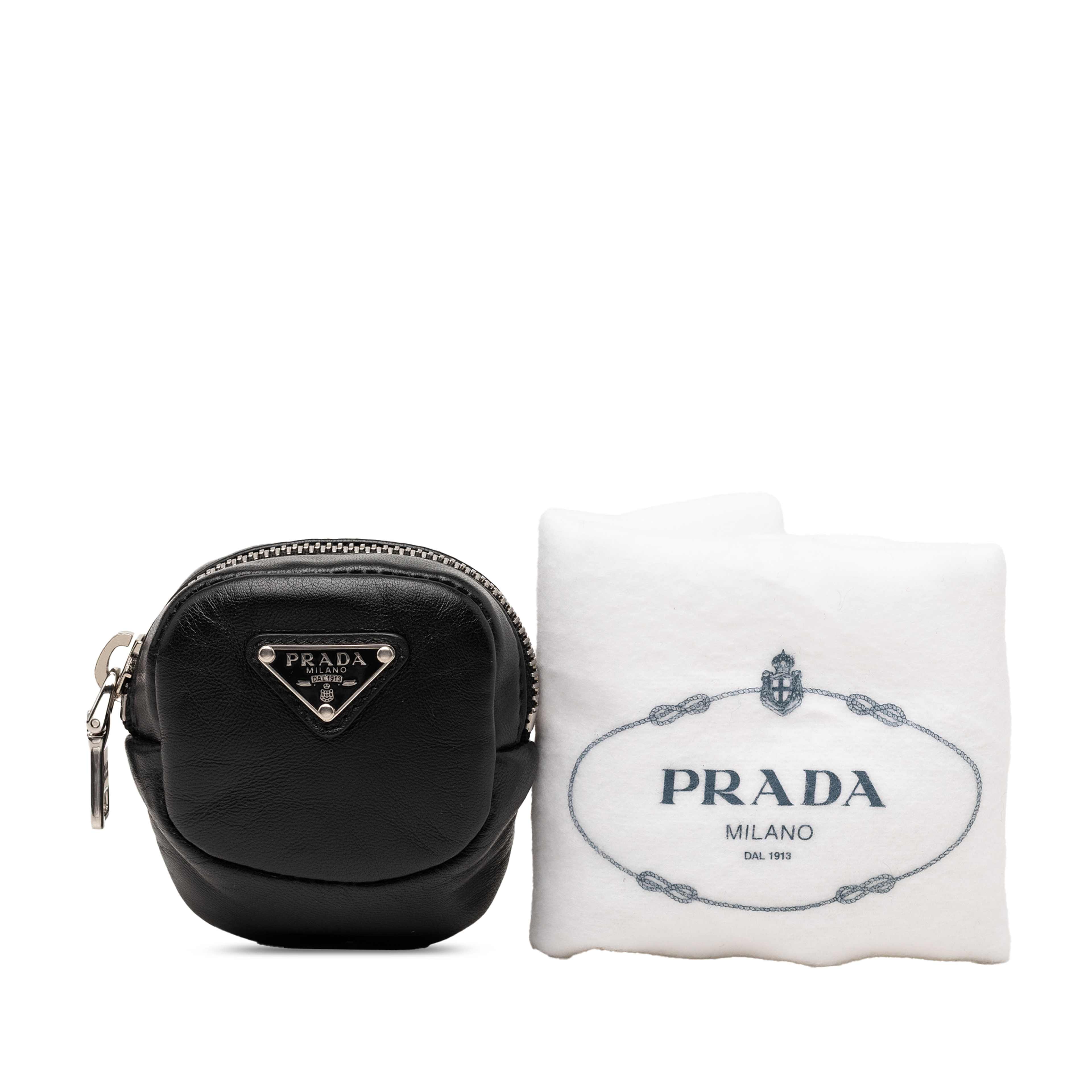 Prada Mini Leather Arm Pouch, från Luxclusif, i färgen svart. Klicka för att öppna bilden i stort format