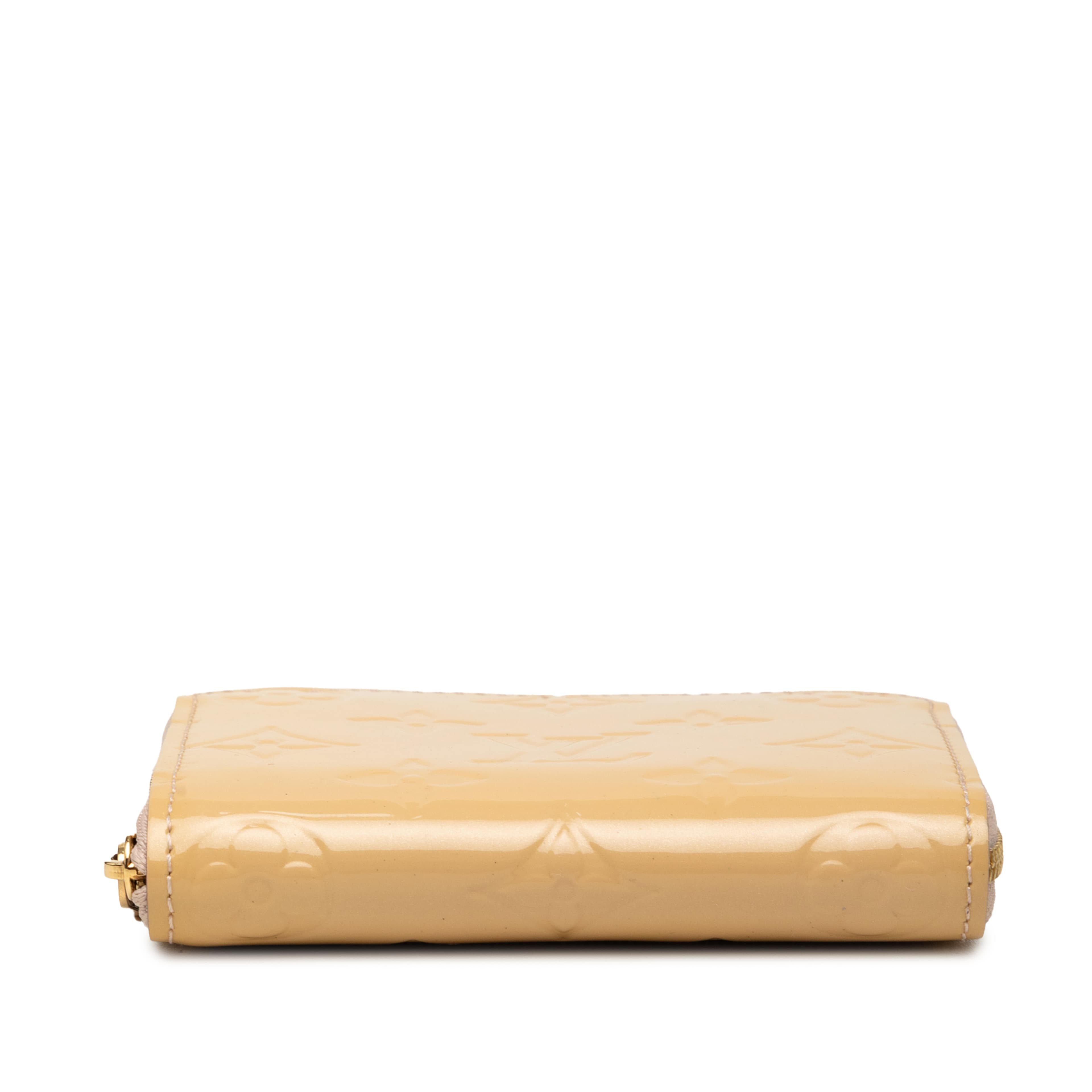 Louis Vuitton Monogram Vernis Zippy Coin Pouch, från Luxclusif, i färgen beige. Klicka för att öppna bilden i stort format