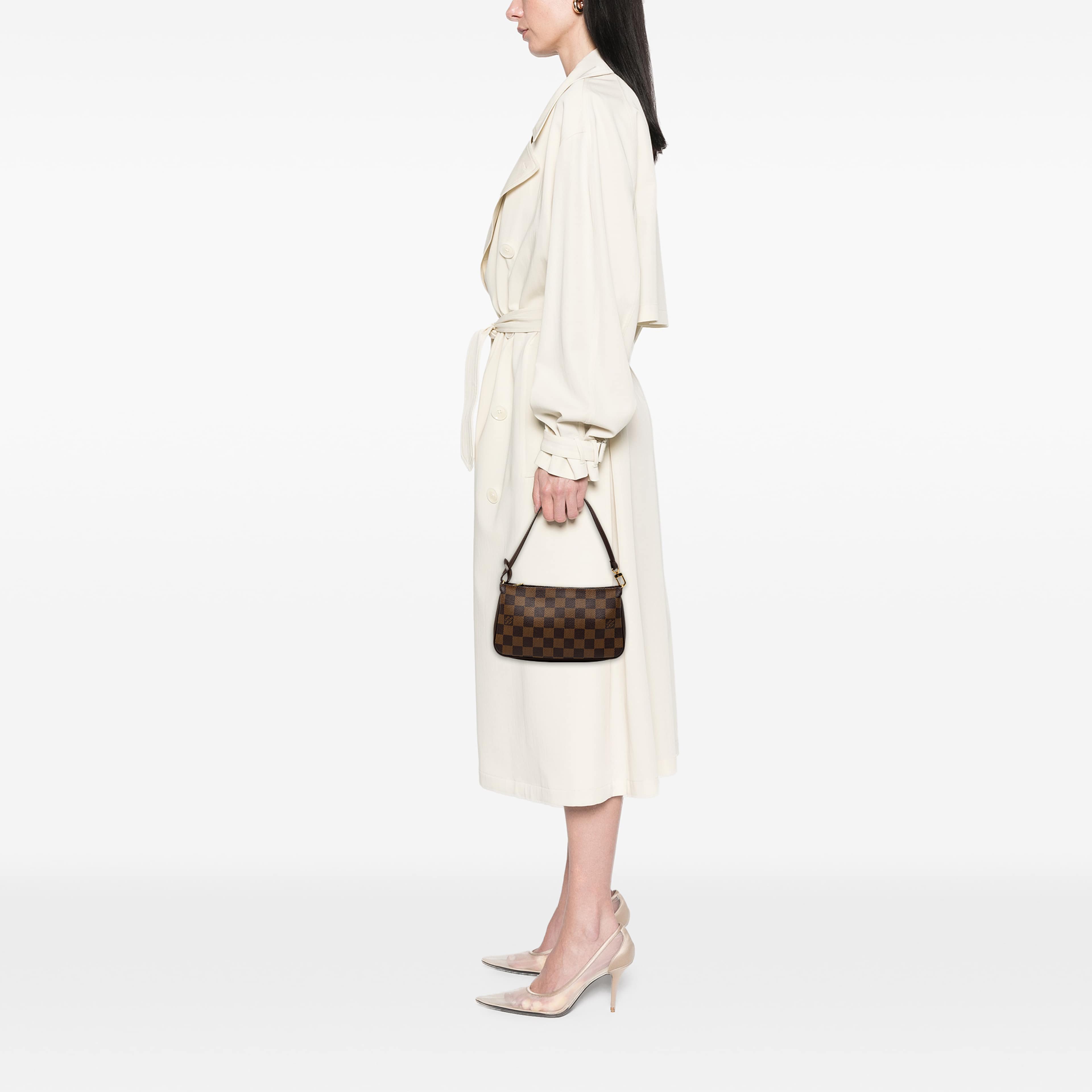 Louis Vuitton Damier Ebene Navona, från Luxclusif, i färgen brun. Klicka för att öppna bilden i stort format
