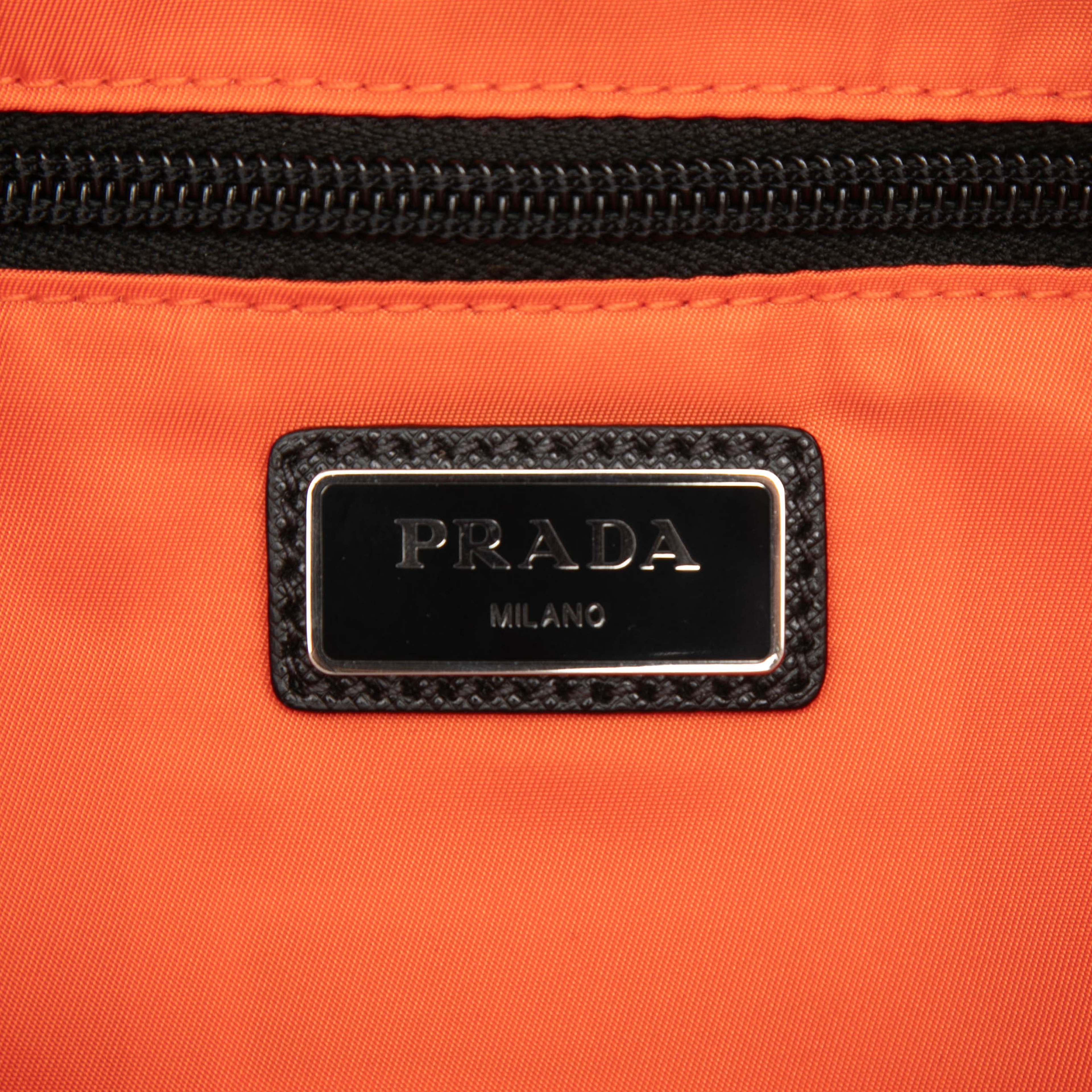 Prada Saffiano Trimmed Tessuto Triple Buckle Messenger Bag, från Luxclusif, i färgen white. Klicka för att öppna bilden i stort format