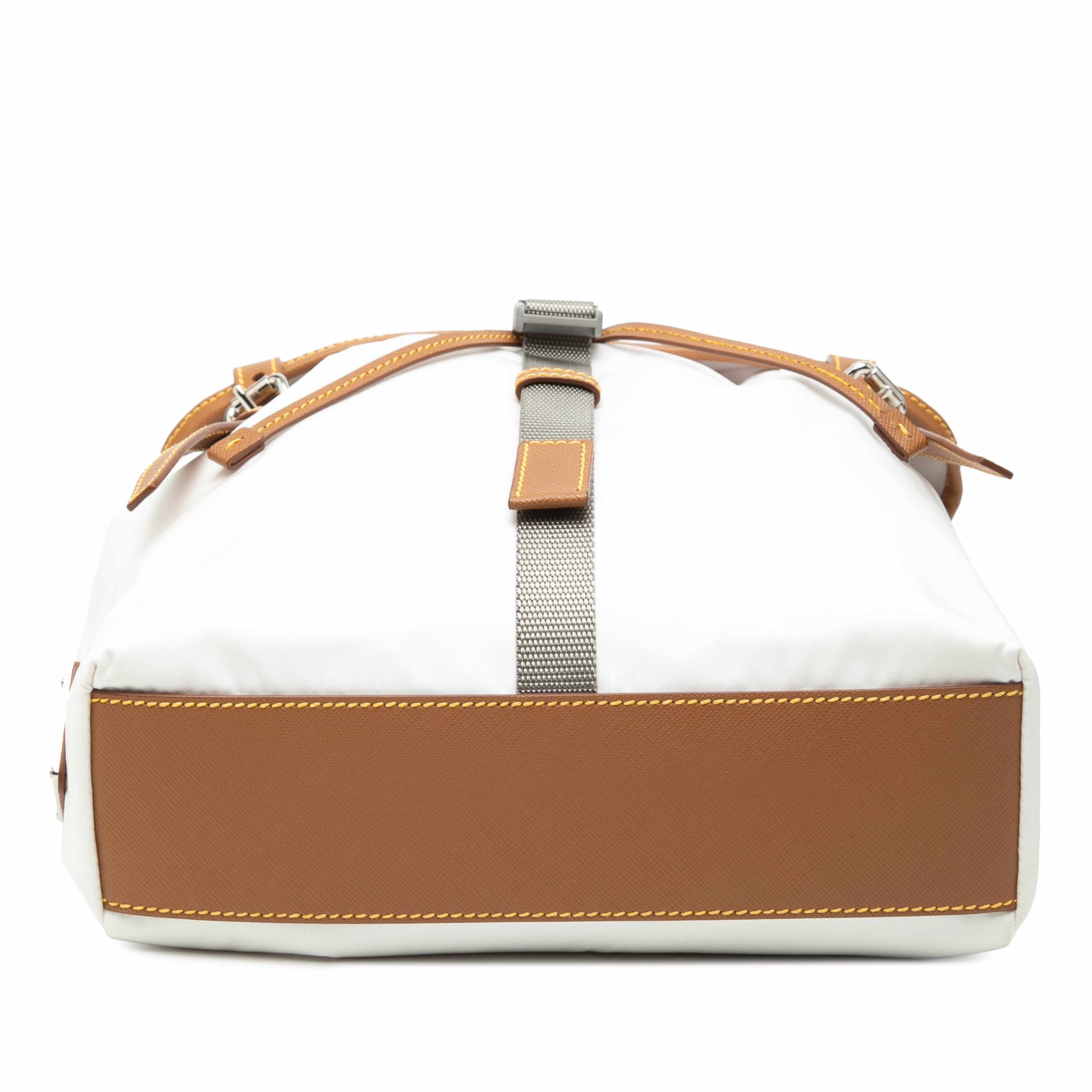 Prada Saffiano Trimmed Tessuto Triple Buckle Messenger Bag, från Luxclusif, i färgen white. Klicka för att öppna bilden i stort format