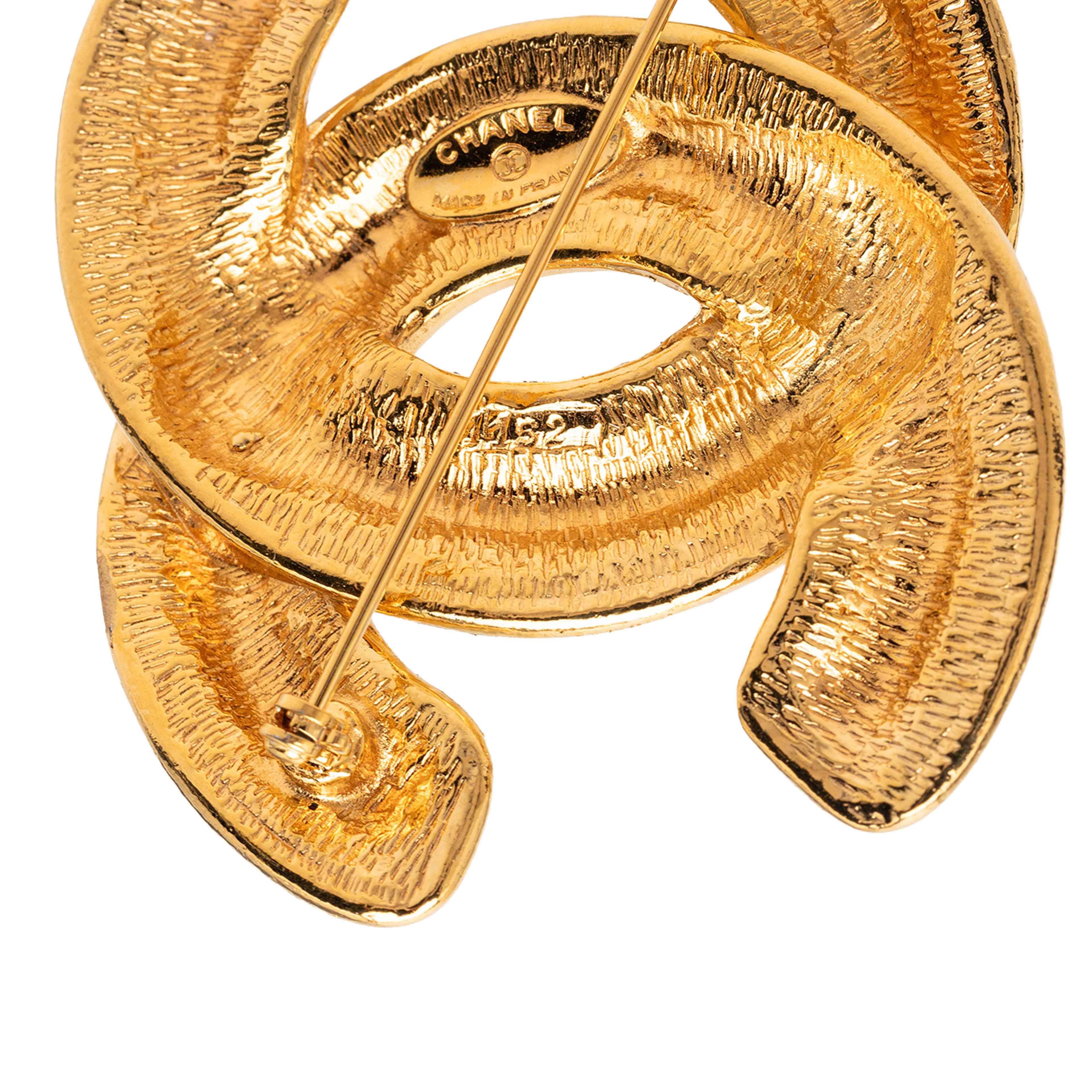Chanel Cc Gold Plated Quilted Brooch, från Luxclusif, i färgen guld. Klicka för att öppna bilden i stort format