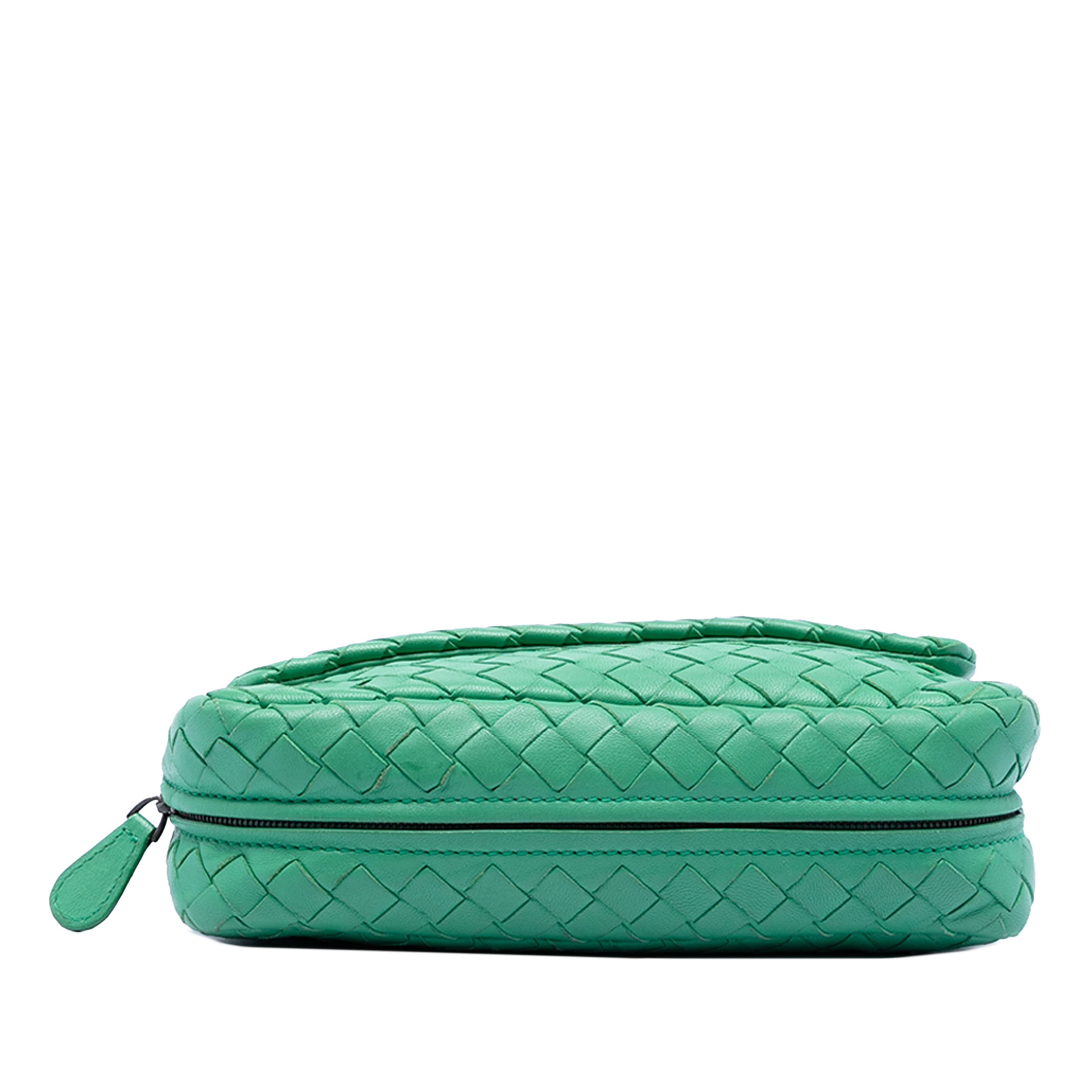 Bottega Veneta Mini Nappa Intrecciato Expandable Chain Flap Crossbody, från Luxclusif, i färgen green. Klicka för att öppna bilden i stort format
