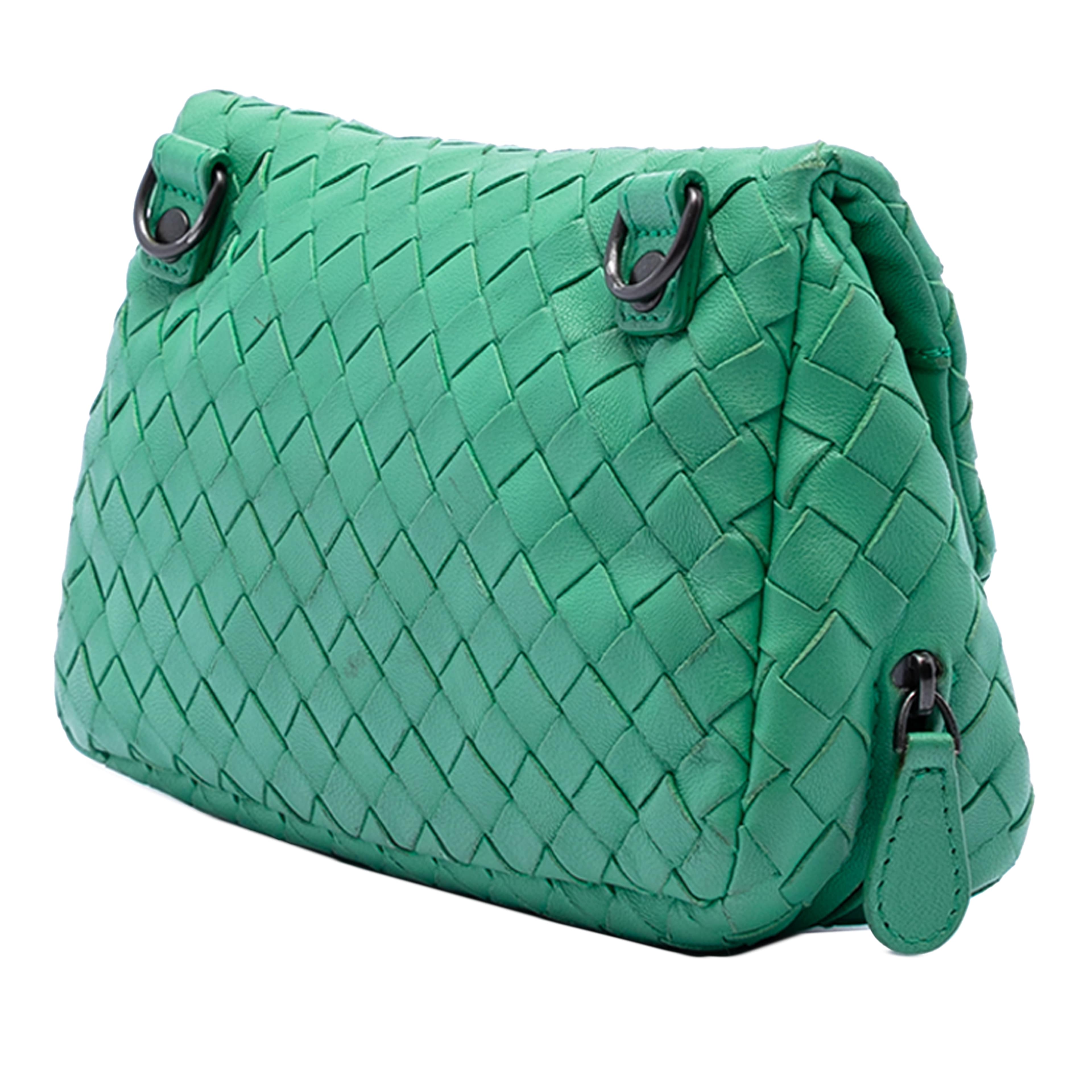 Bottega Veneta Mini Nappa Intrecciato Expandable Chain Flap Crossbody, från Luxclusif, i färgen green. Klicka för att öppna bilden i stort format