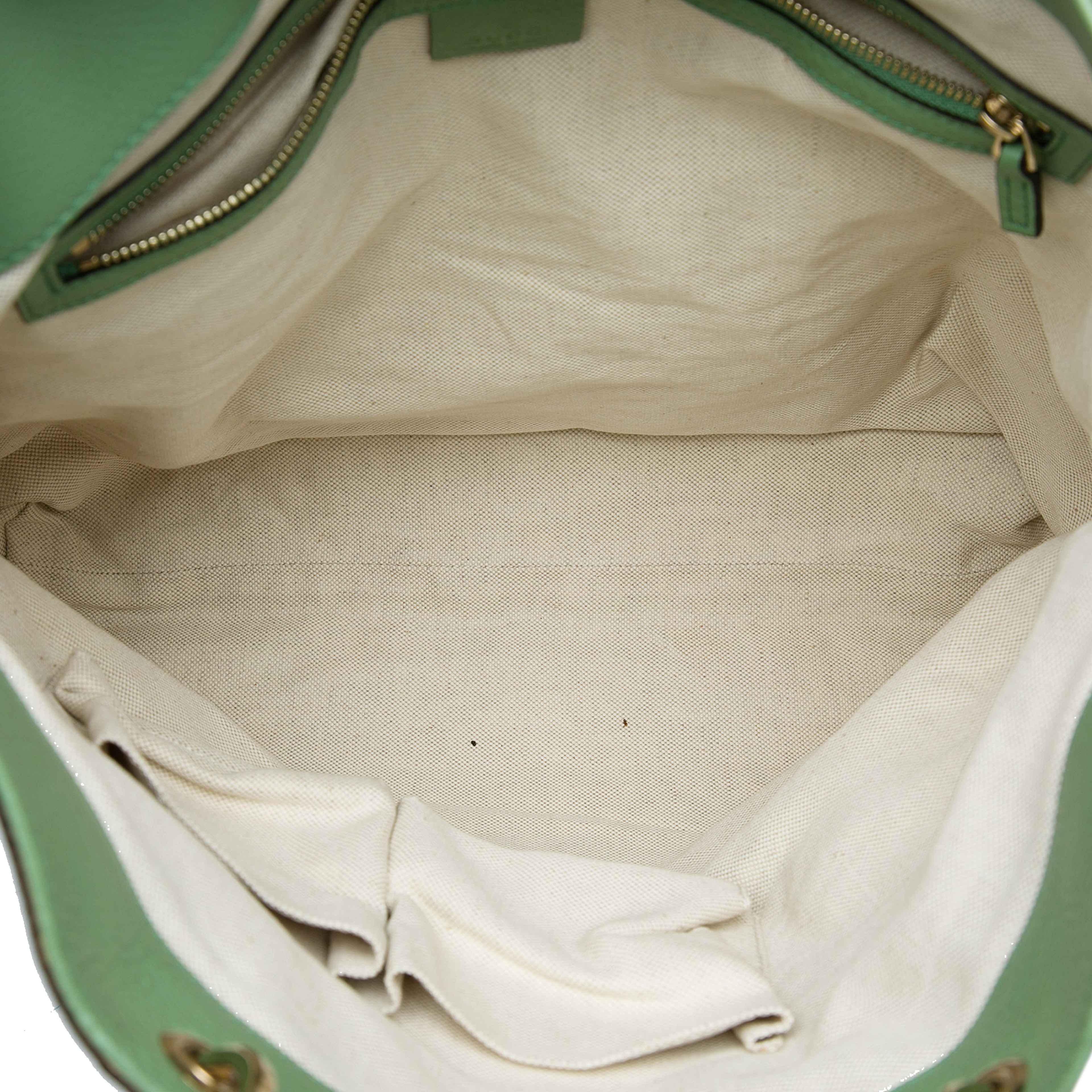 Gucci Tall Calfskin Bamboo Shopper Tote, från Luxclusif, i färgen grön. Klicka för att öppna bilden i stort format