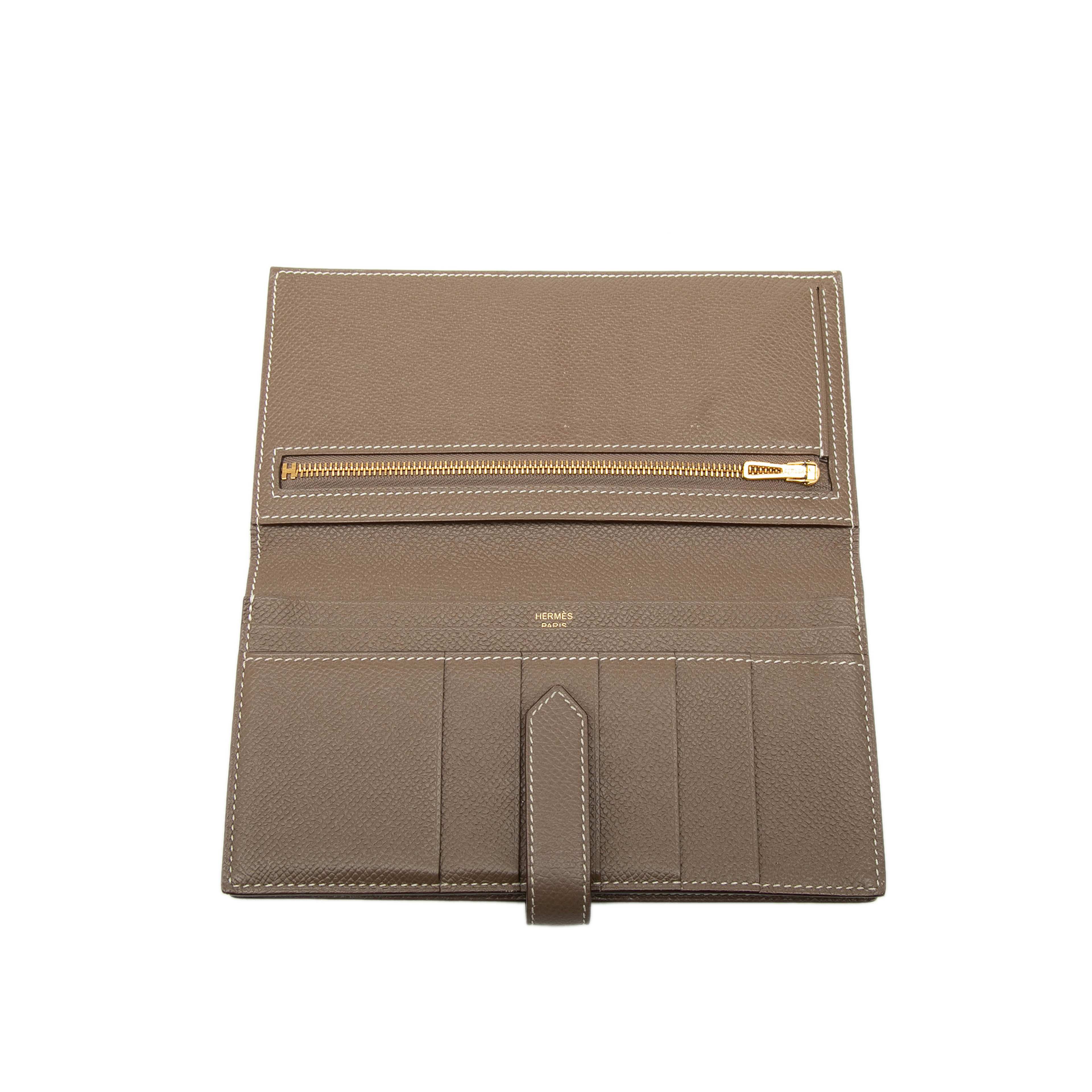 Hermès Epson Bearn Soufflet Long Wallet, från Luxclusif, i färgen taupe. Klicka för att öppna bilden i stort format