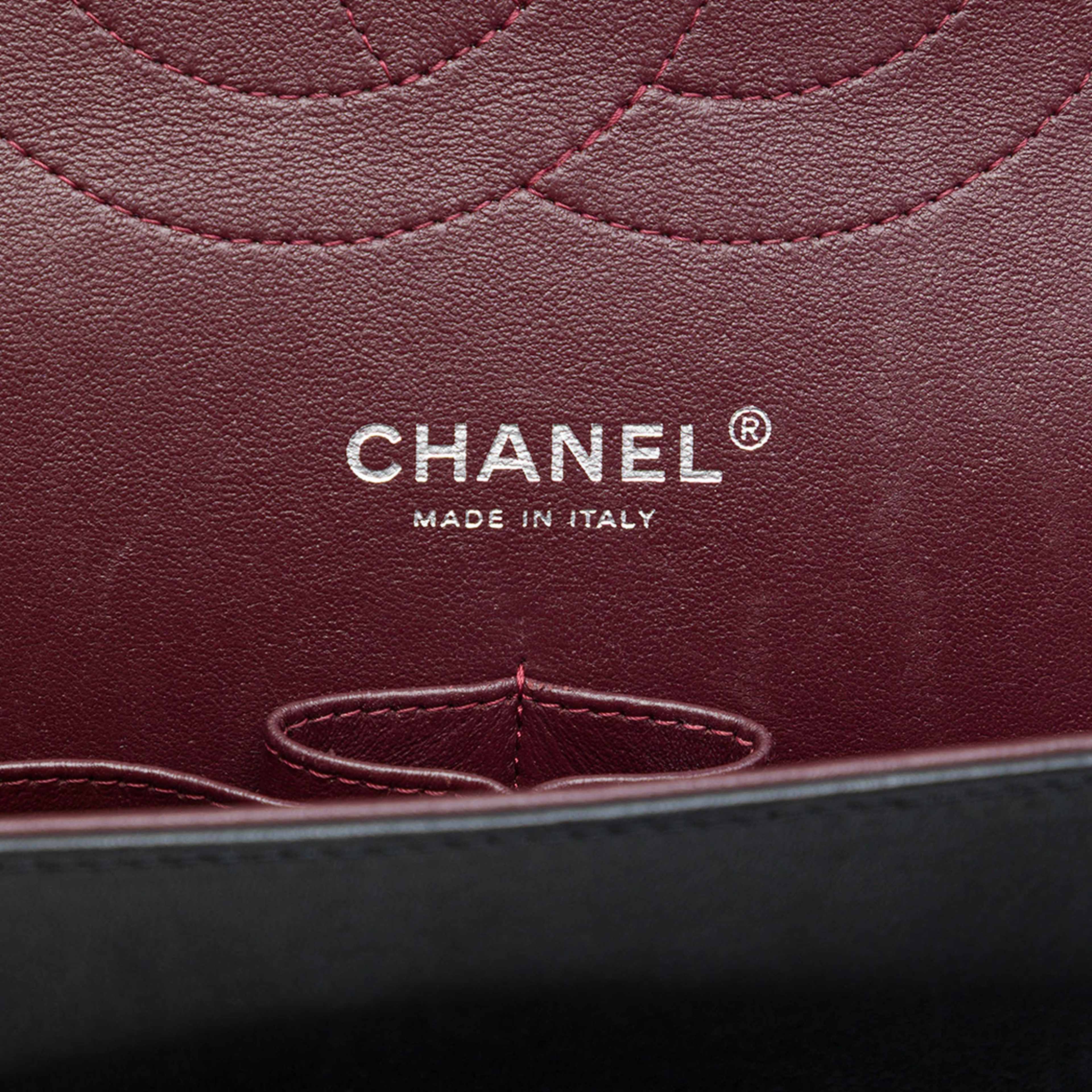 Chanel Jumbo Classic Lambskin Double Flap, från Luxclusif, i färgen svart. Klicka för att öppna bilden i stort format