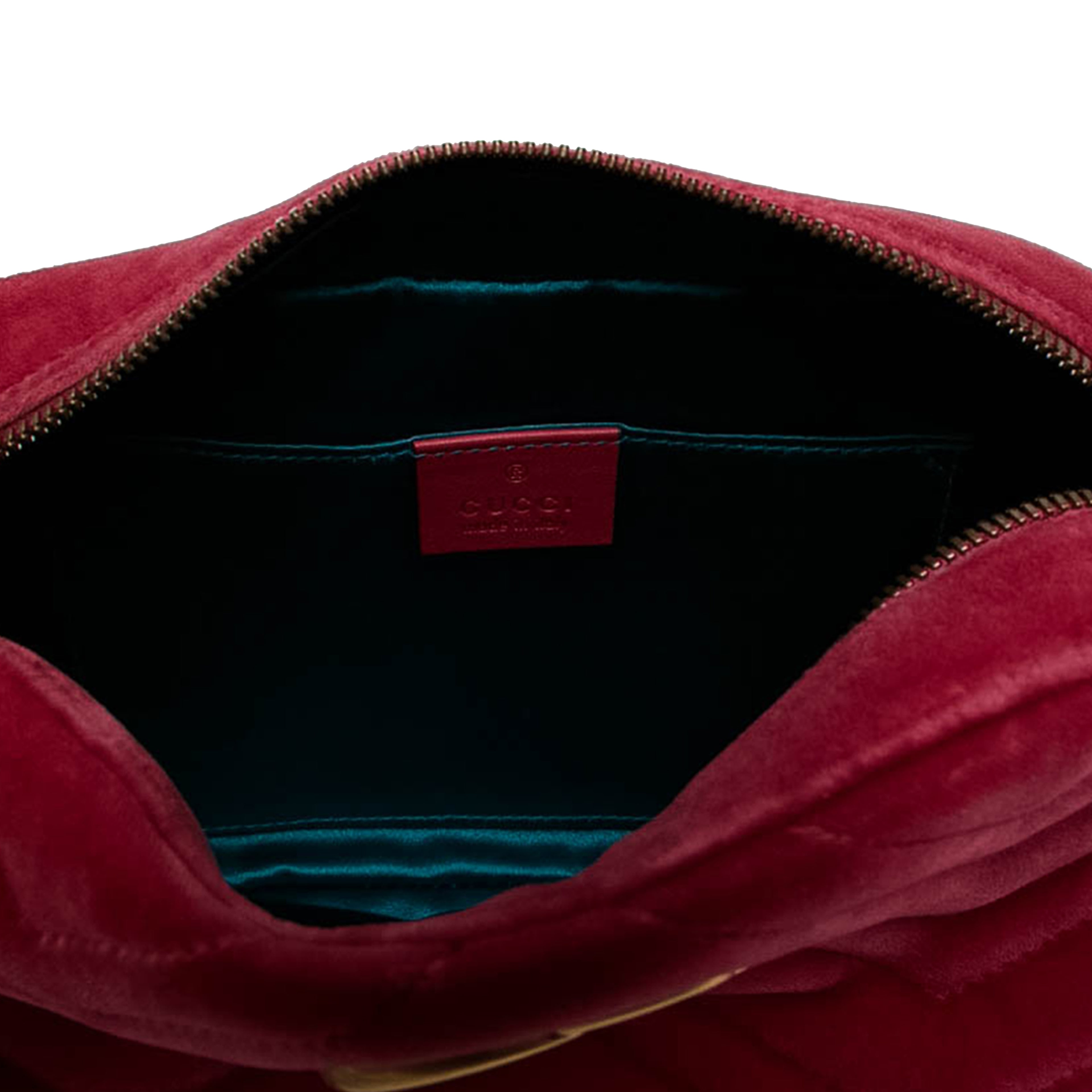 Gucci Small Gg Marmont Matelasse Velvet Crossbody, från Luxclusif, i färgen röd. Klicka för att öppna bilden i stort format