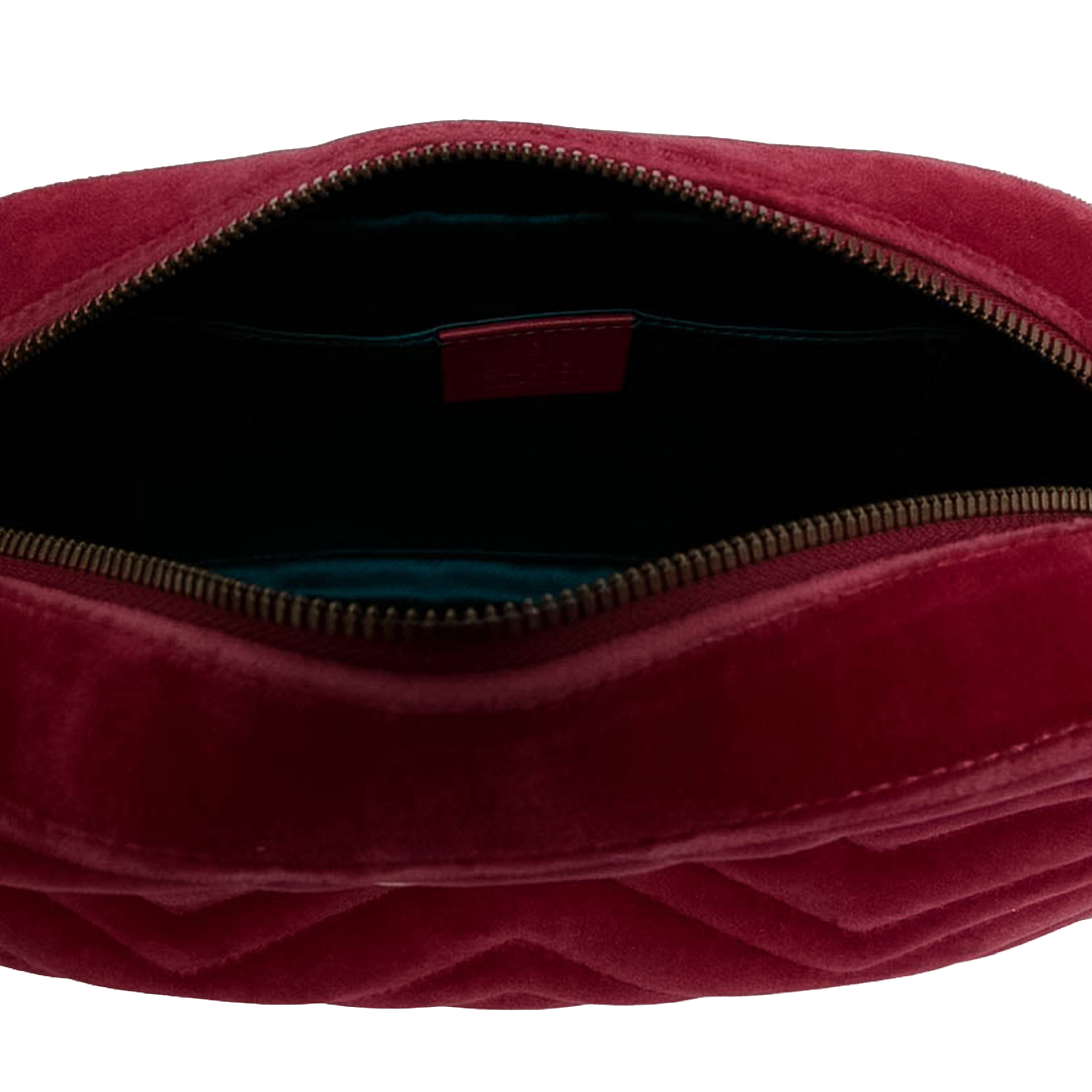 Gucci Small Gg Marmont Matelasse Velvet Crossbody, från Luxclusif, i färgen röd. Klicka för att öppna bilden i stort format