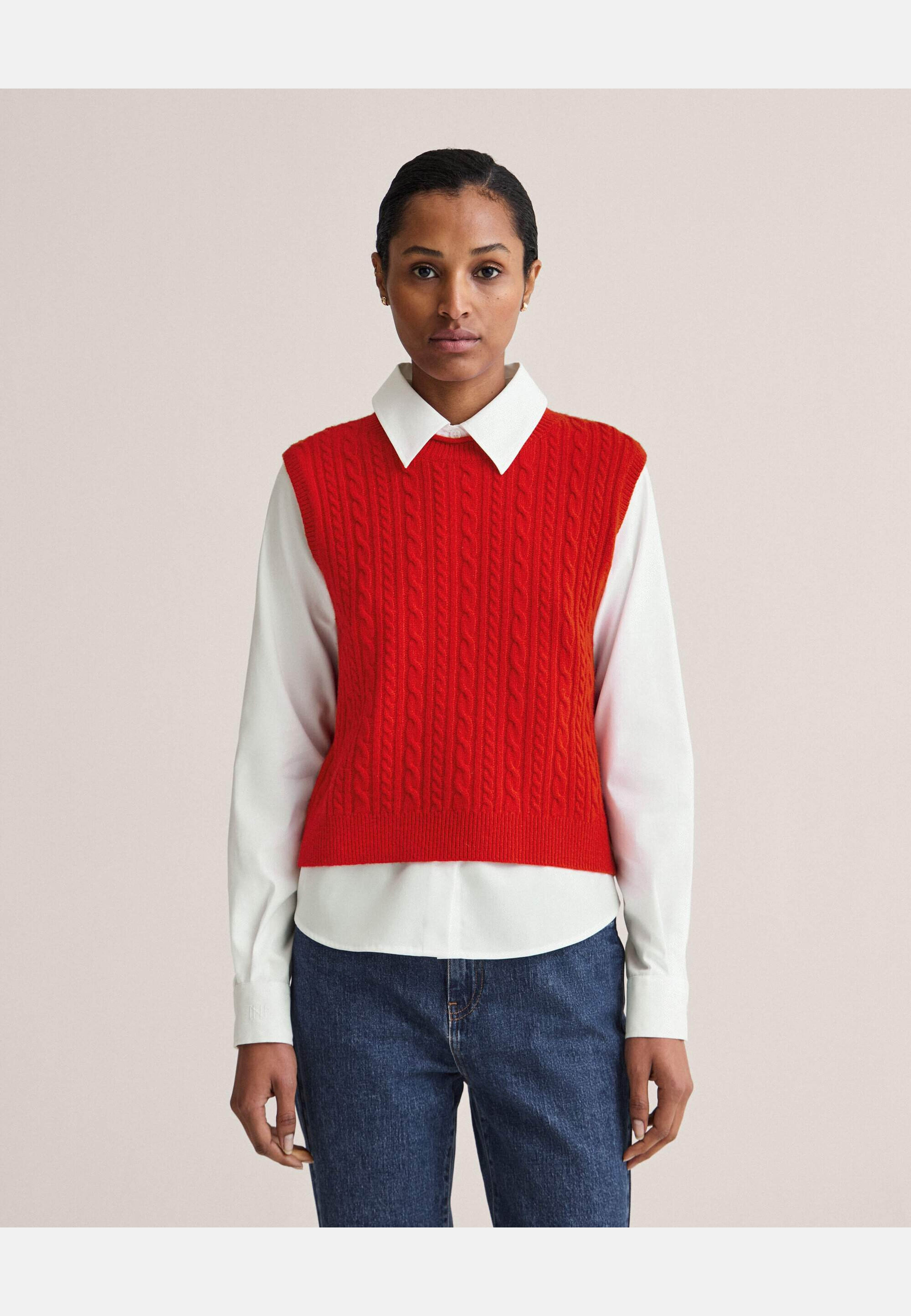 Norma Cable Waistcoat, från Newhouse, i färgen röd. Klicka för att öppna bilden i stort format