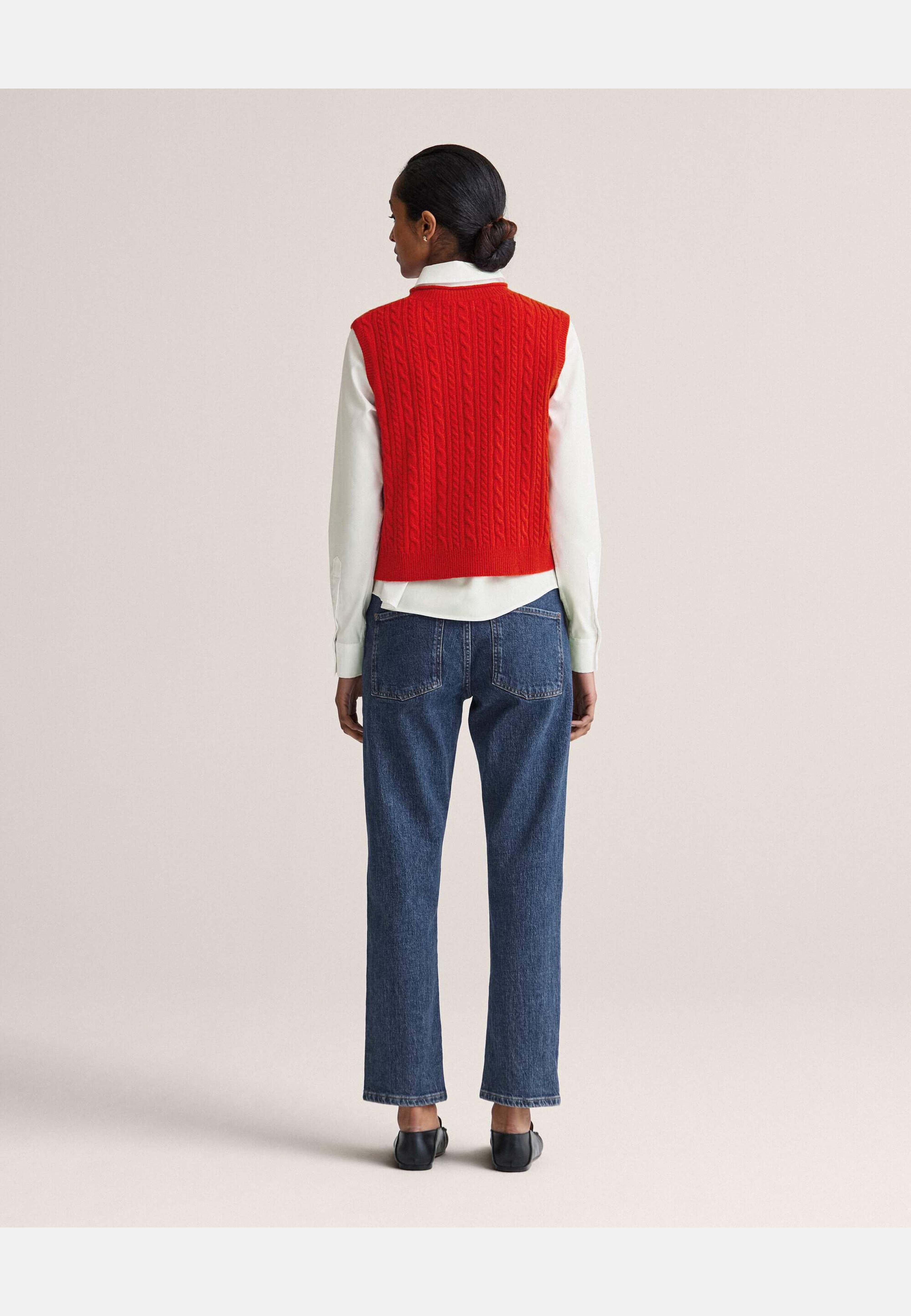 Norma Cable Waistcoat, från Newhouse, i färgen röd. Klicka för att öppna bilden i stort format