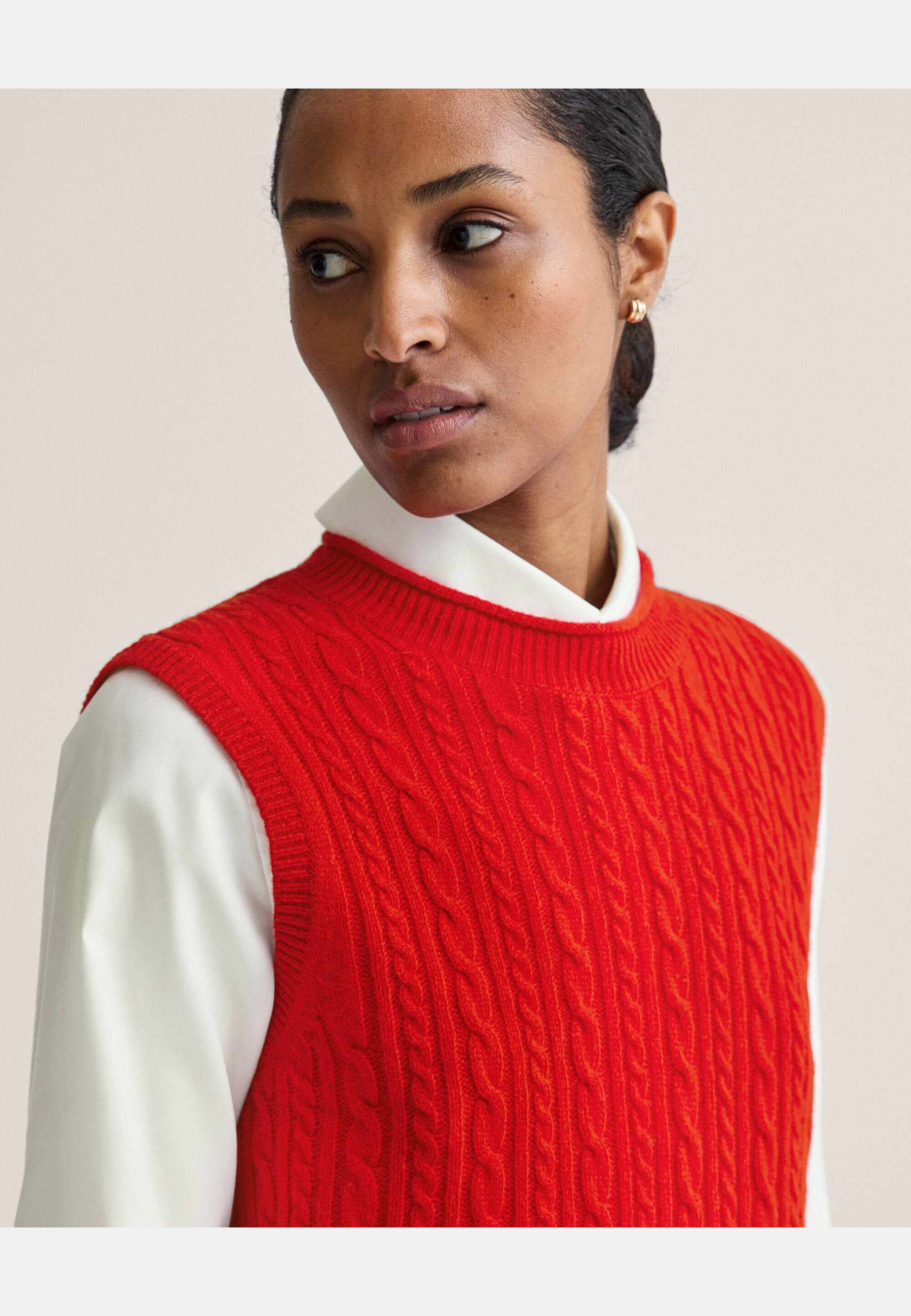 Norma Cable Waistcoat, från Newhouse, i färgen röd. Klicka för att öppna bilden i stort format