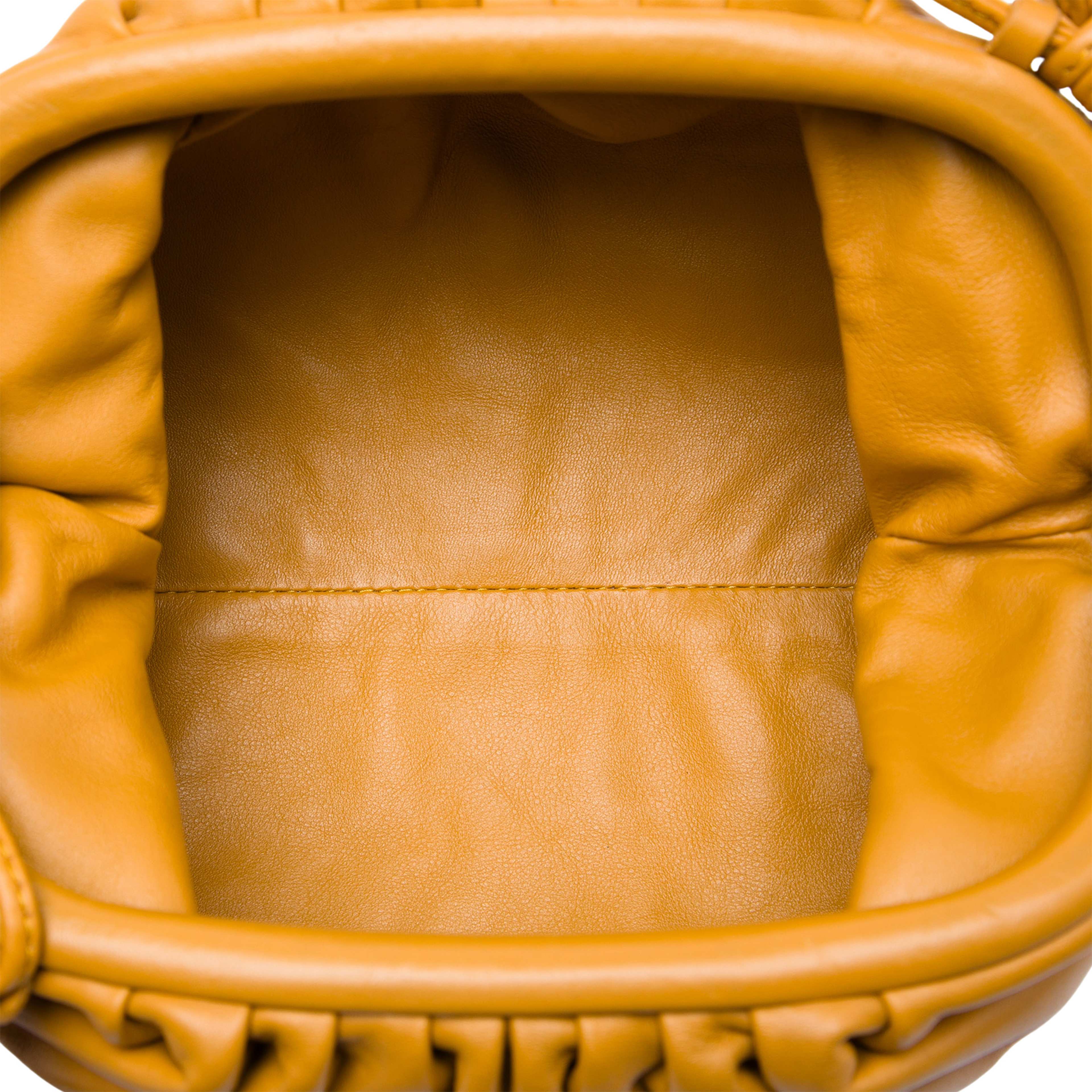 Bottega Veneta Lambskin The Mini Pouch Crossbody, från Luxclusif, i färgen brun. Klicka för att öppna bilden i stort format