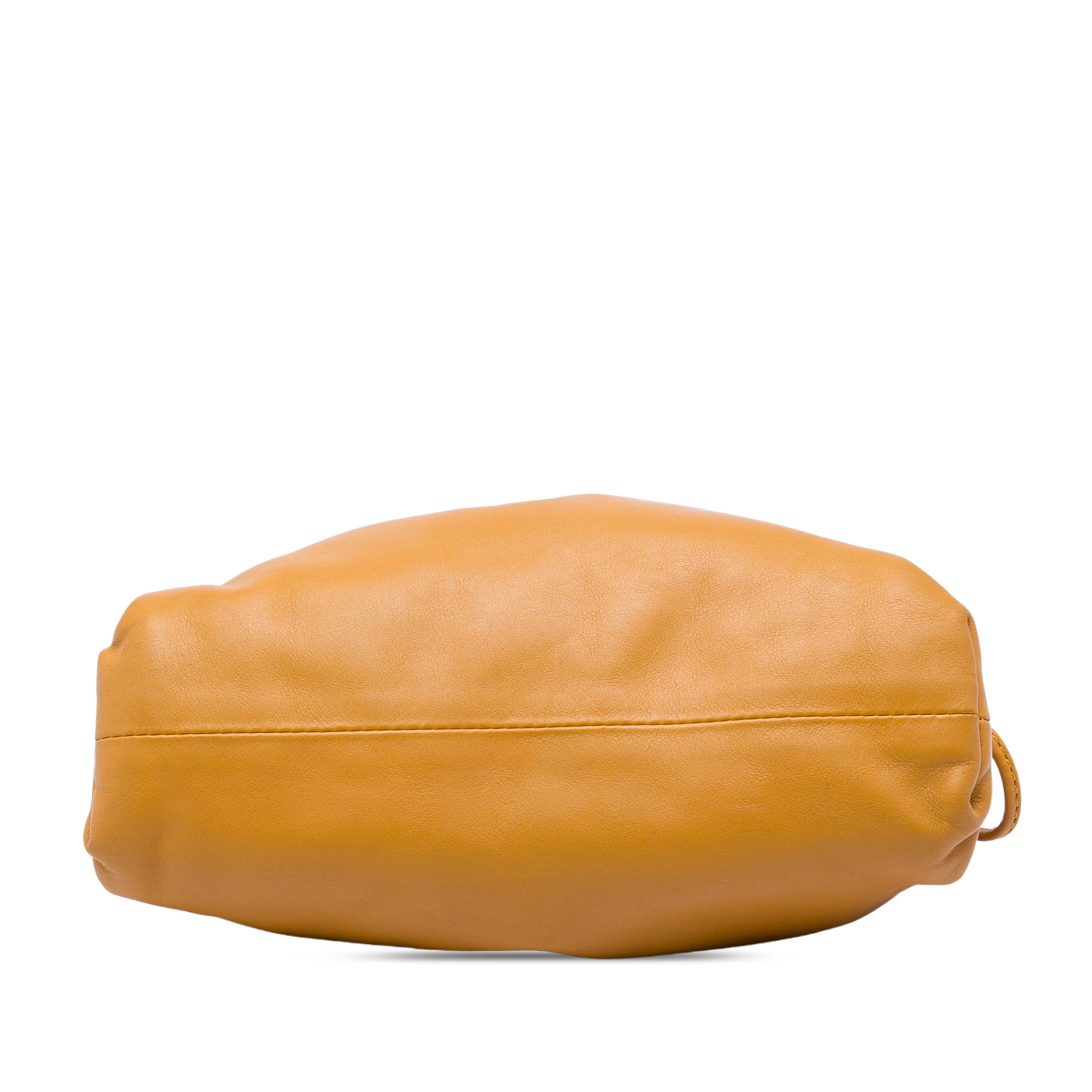 Bottega Veneta Lambskin The Mini Pouch Crossbody, från Luxclusif, i färgen brun. Klicka för att öppna bilden i stort format