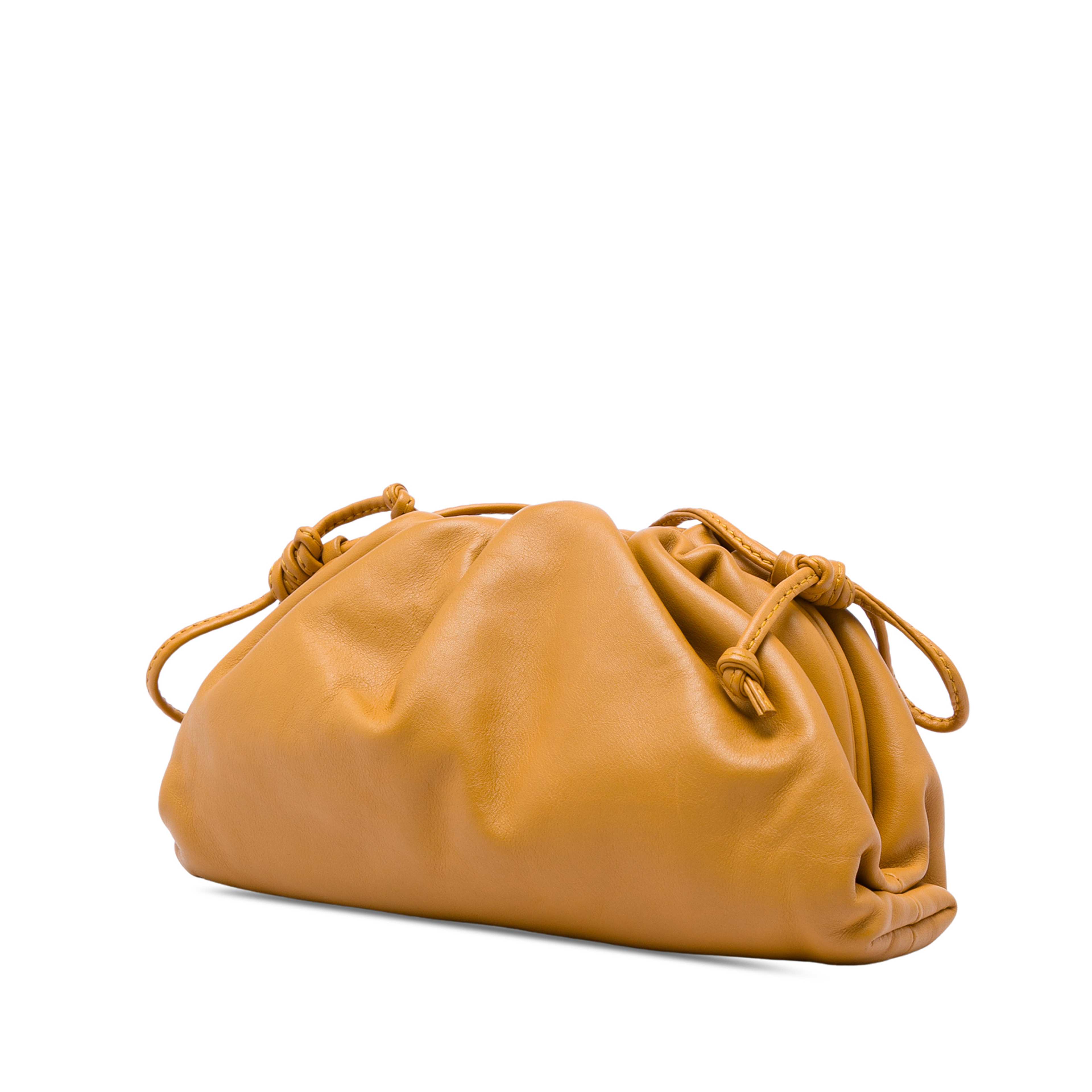 Bottega Veneta Lambskin The Mini Pouch Crossbody, från Luxclusif, i färgen brun. Klicka för att öppna bilden i stort format