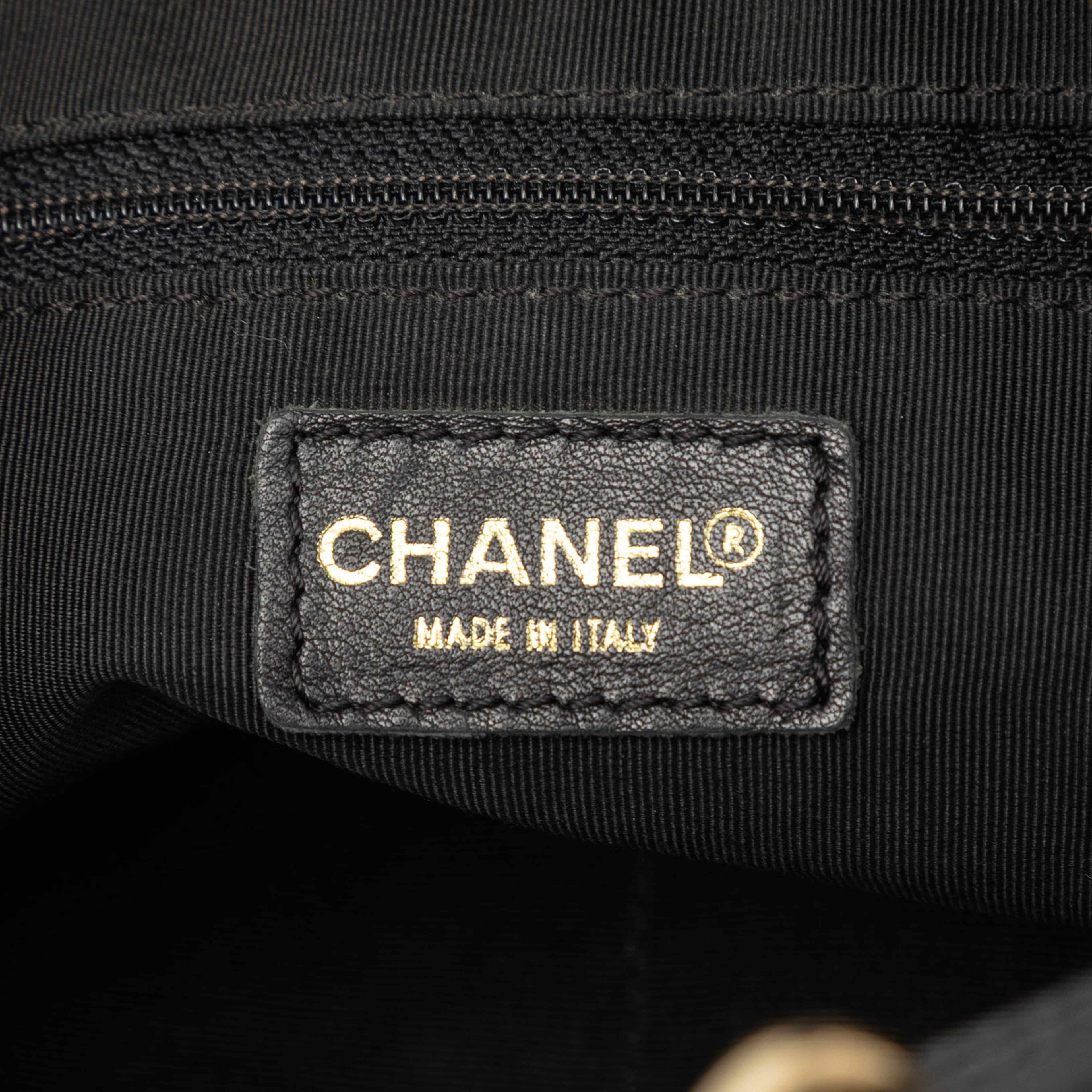 Chanel Petite Caviar Timeless Tote, från Luxclusif, i färgen black. Klicka för att öppna bilden i stort format