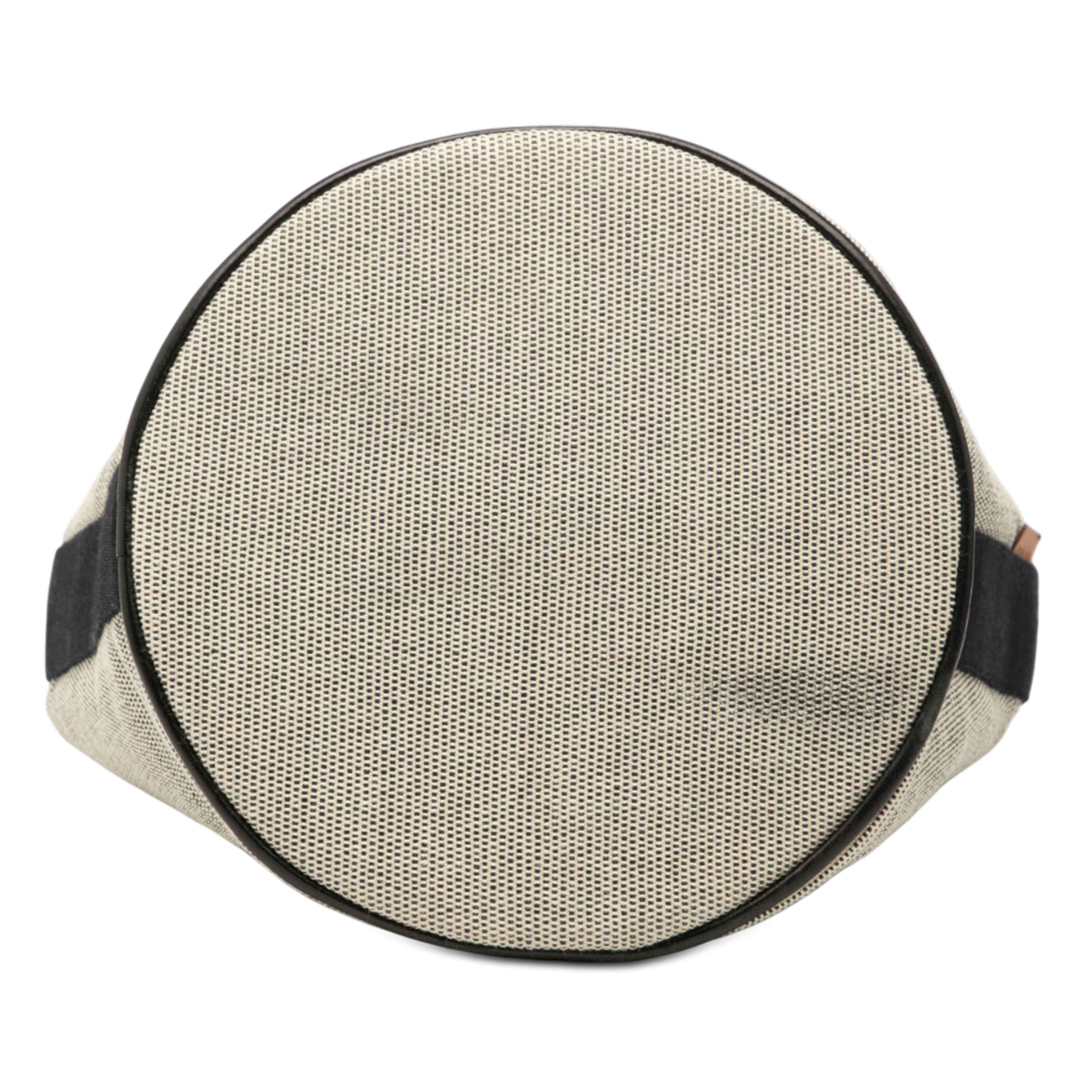 Hermès Toile Saxo Mm, från Luxclusif, i färgen beige. Klicka för att öppna bilden i stort format