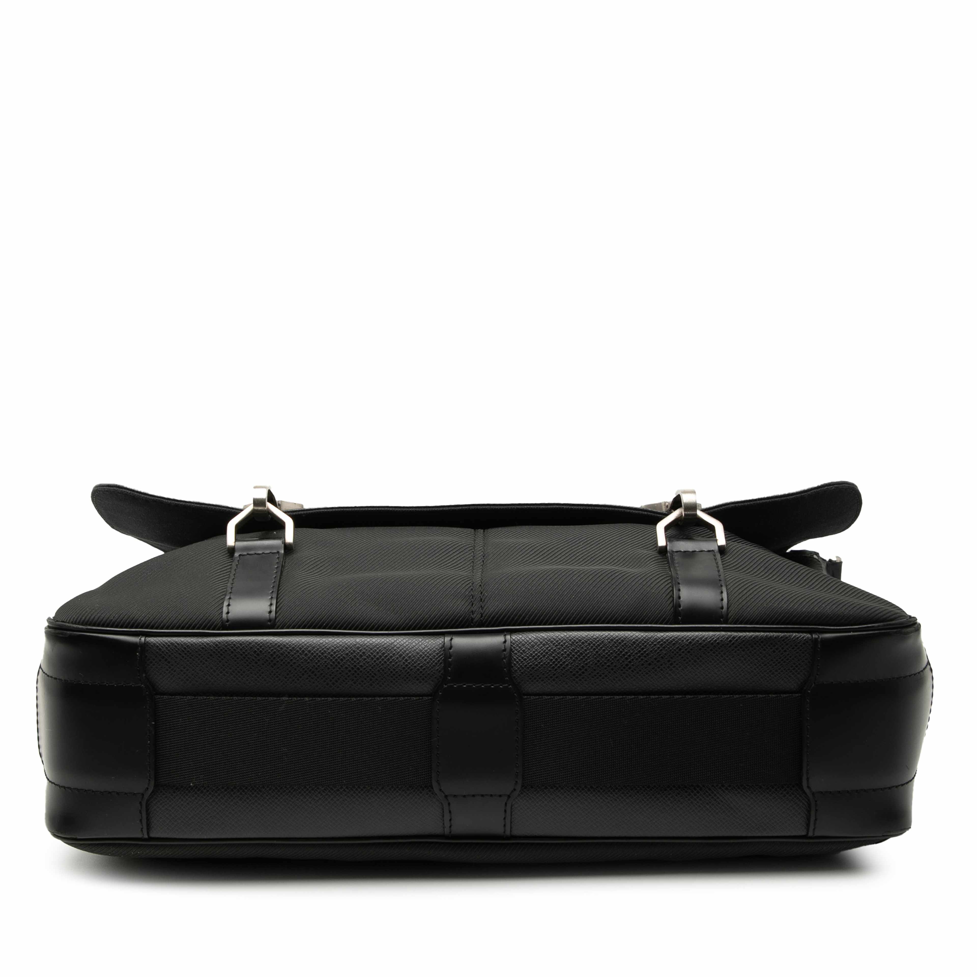 Louis Vuitton Taiga Dersou, från Luxclusif, i färgen black. Klicka för att öppna bilden i stort format