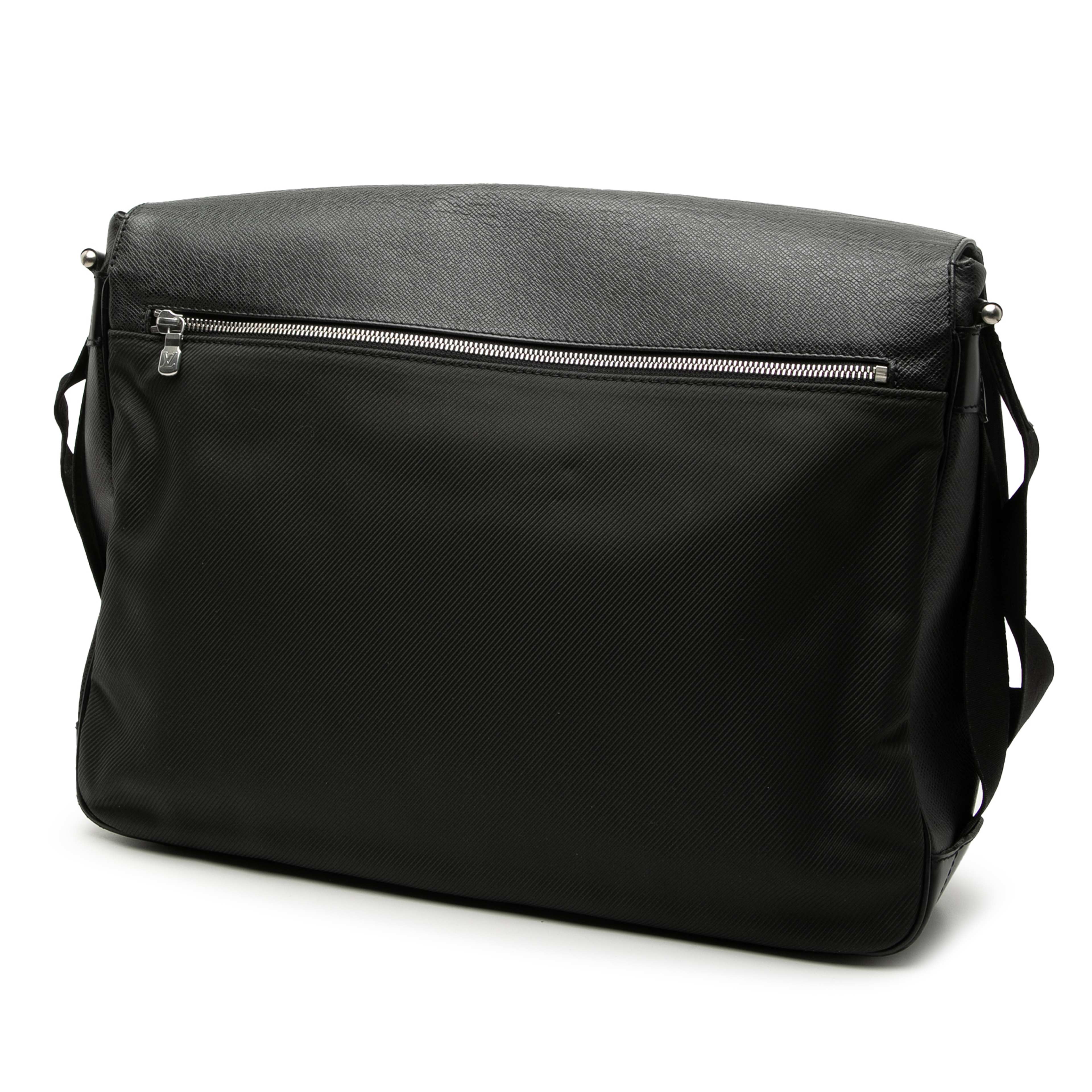 Louis Vuitton Taiga Dersou, från Luxclusif, i färgen black. Klicka för att öppna bilden i stort format