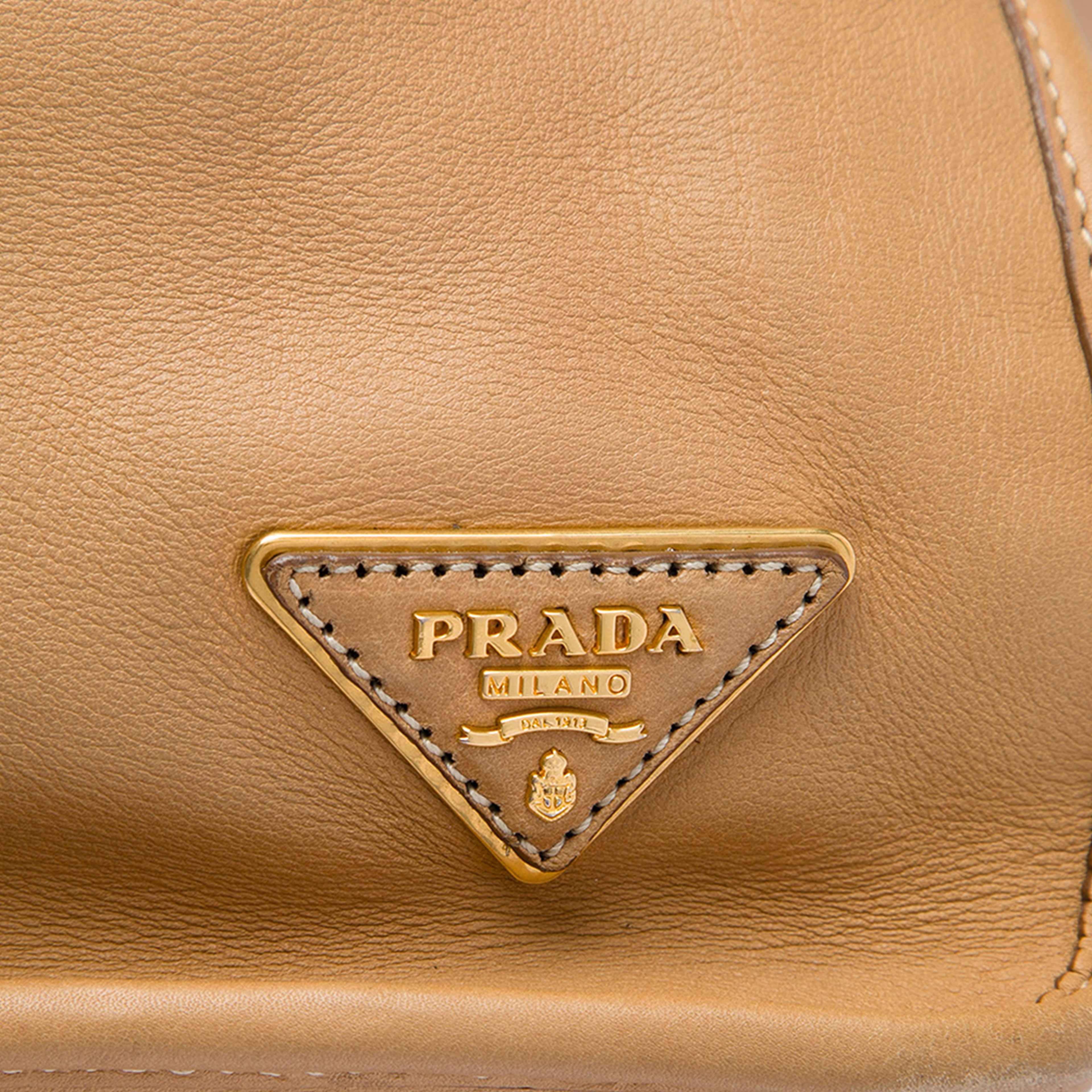 Prada Soft Calf Satchel, från Luxclusif, i färgen brun. Klicka för att öppna bilden i stort format