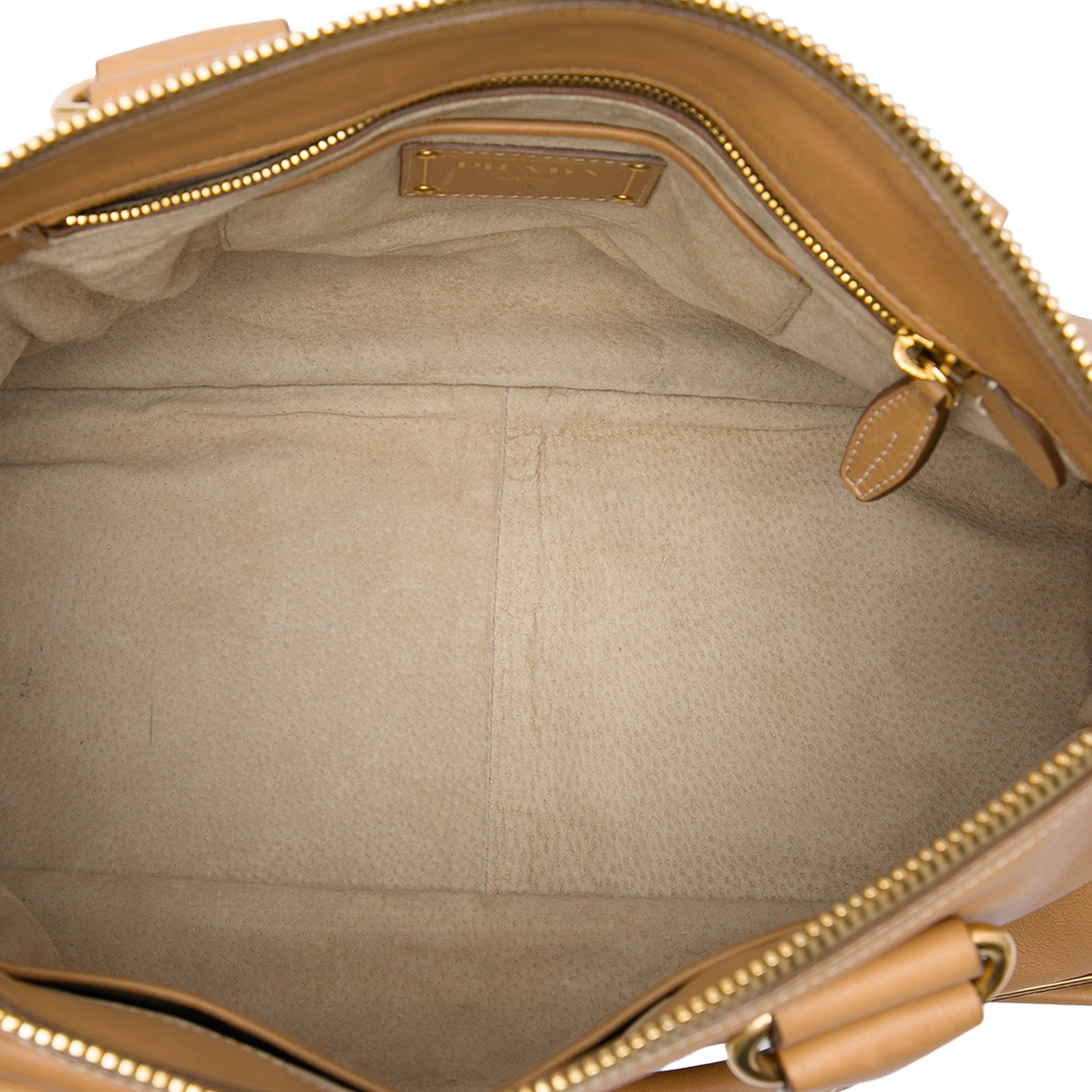 Prada Soft Calf Satchel, från Luxclusif, i färgen brun. Klicka för att öppna bilden i stort format
