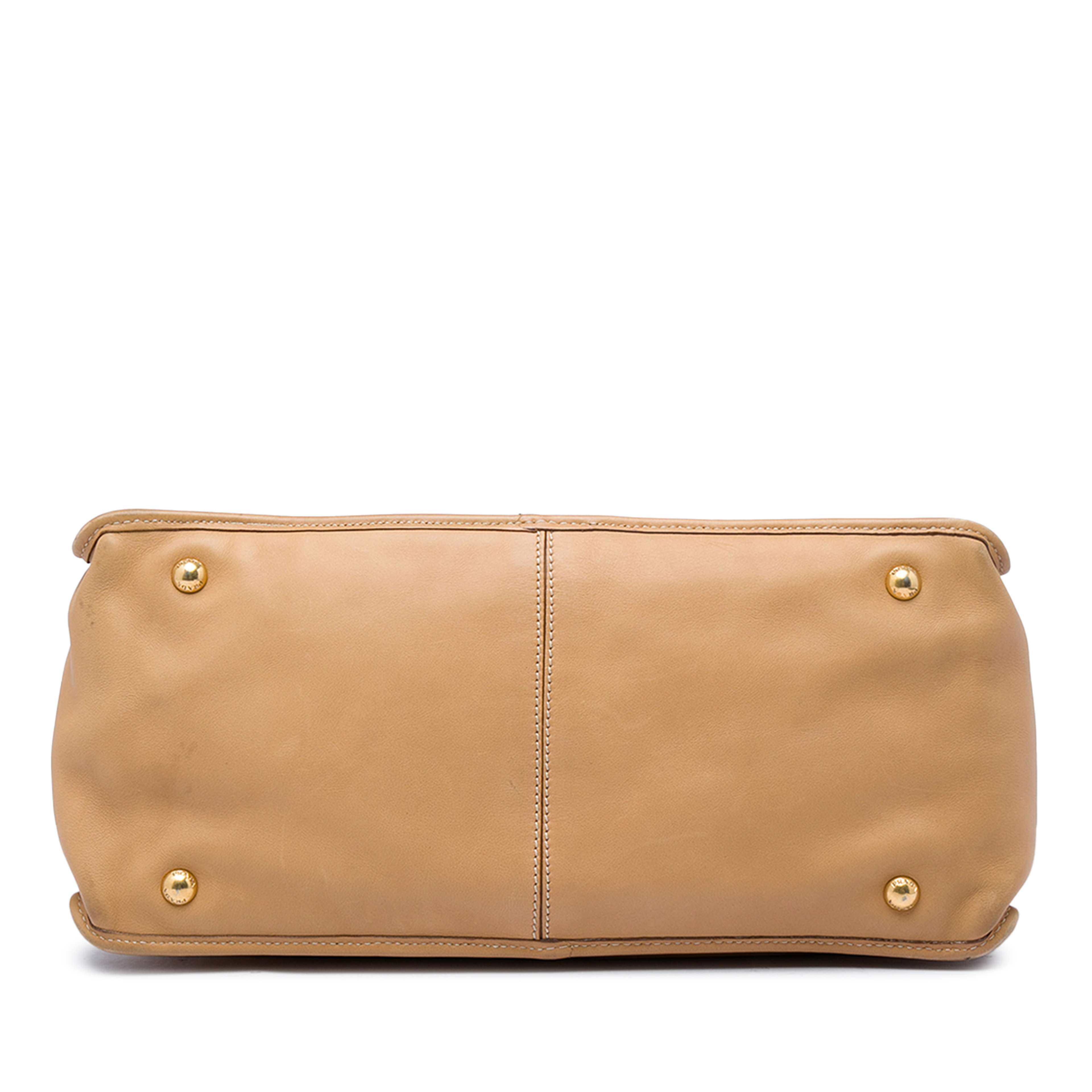 Prada Soft Calf Satchel, från Luxclusif, i färgen brun. Klicka för att öppna bilden i stort format