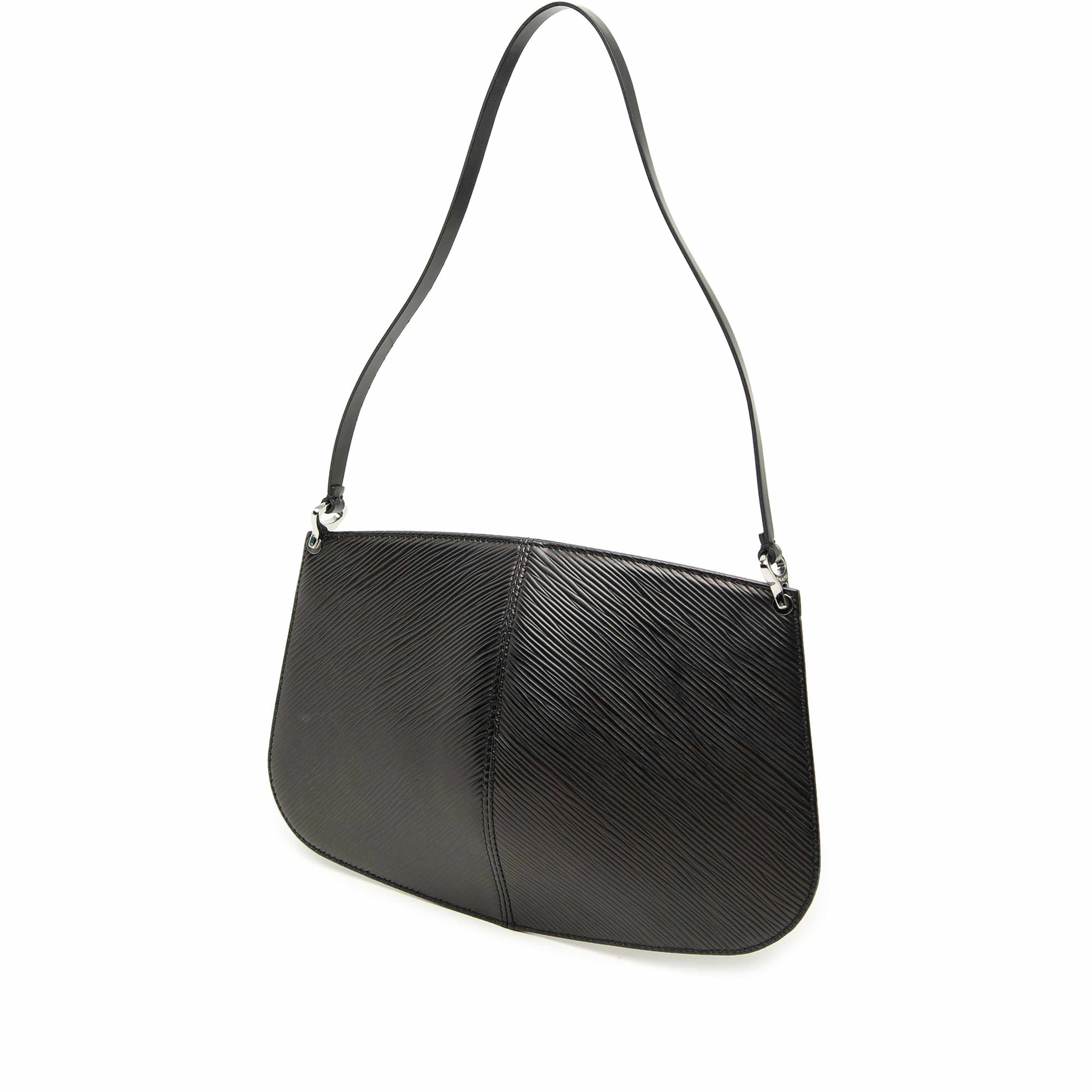 Louis Vuitton Epi Demi Lune Pochette, från Luxclusif, i färgen svart. Klicka för att öppna bilden i stort format
