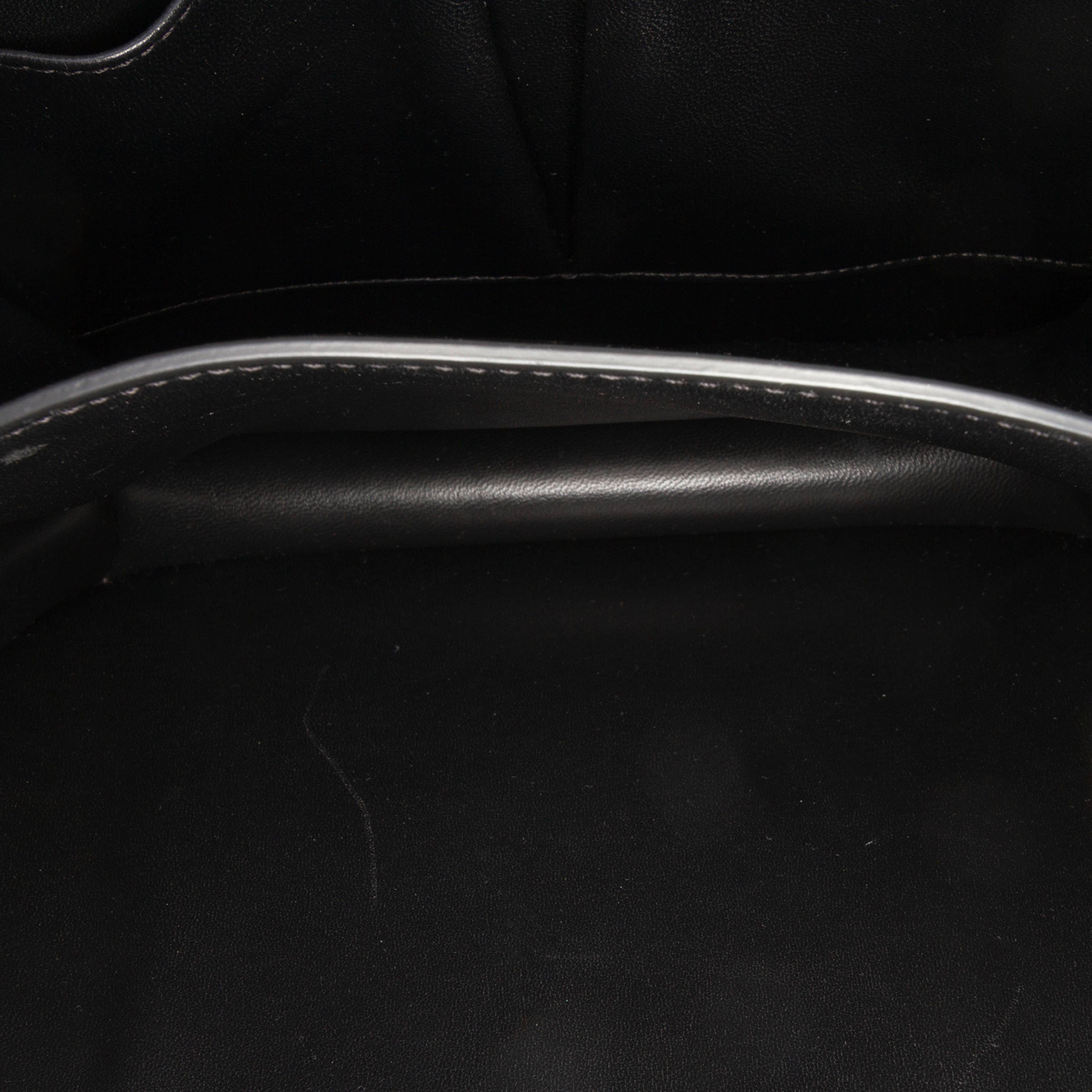 Celine Medium Calfskin Classic Box, från Luxclusif, i färgen black. Klicka för att öppna bilden i stort format