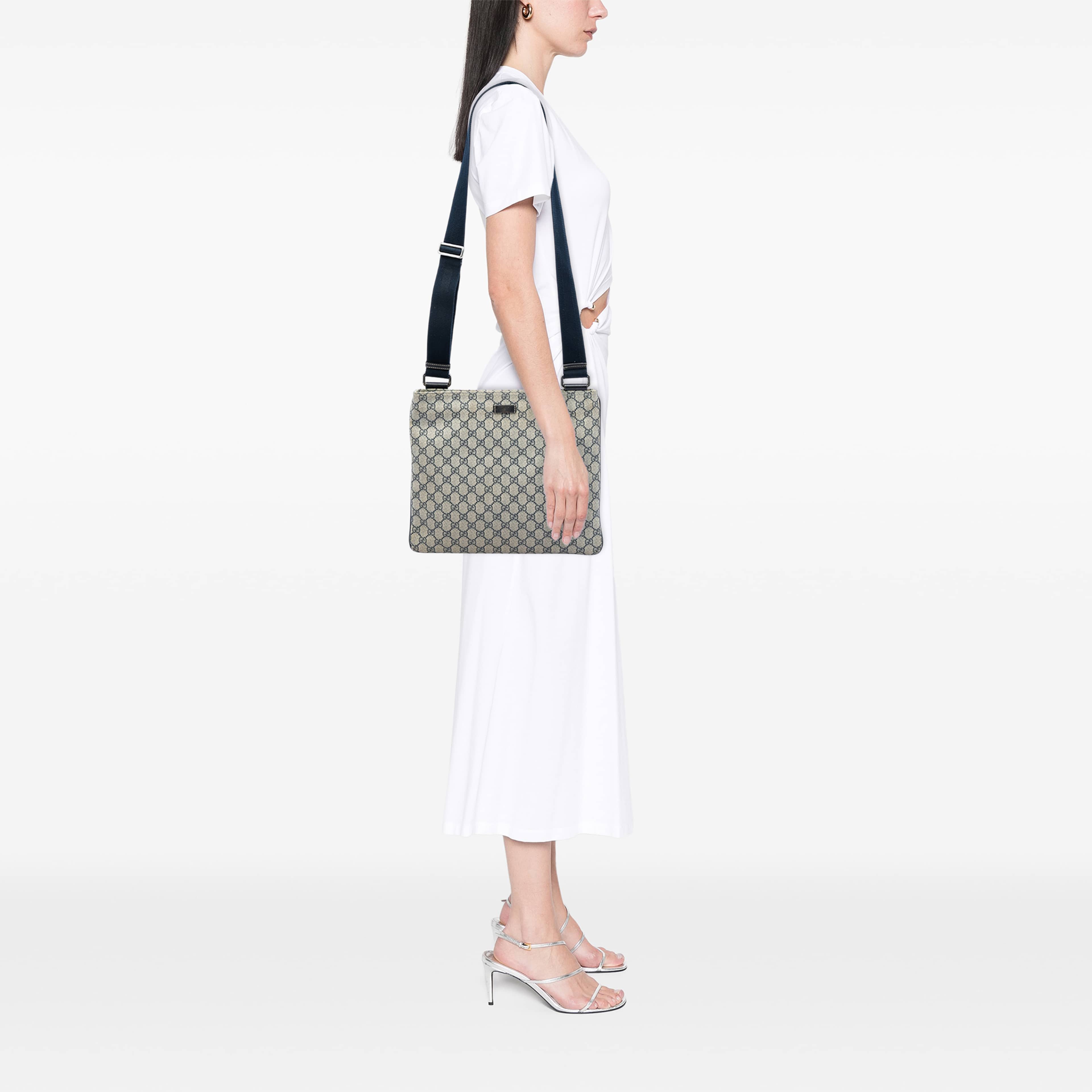 Gucci Gg Supreme Crossbody, från Luxclusif, i färgen beige. Klicka för att öppna bilden i stort format