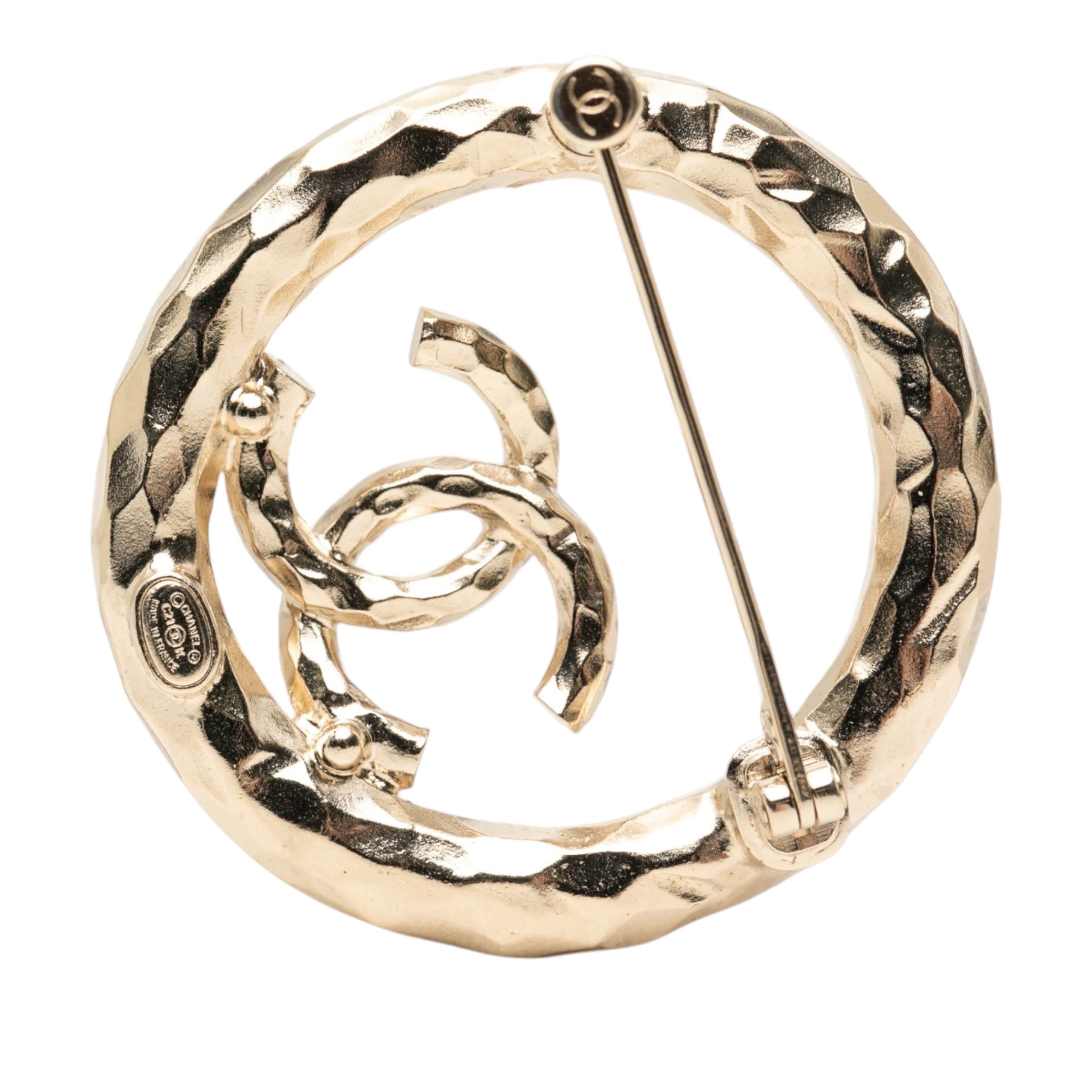 Chanel Cc Gold Plated Strass Round Pin Brooch, från Luxclusif, i färgen guld. Klicka för att öppna bilden i stort format