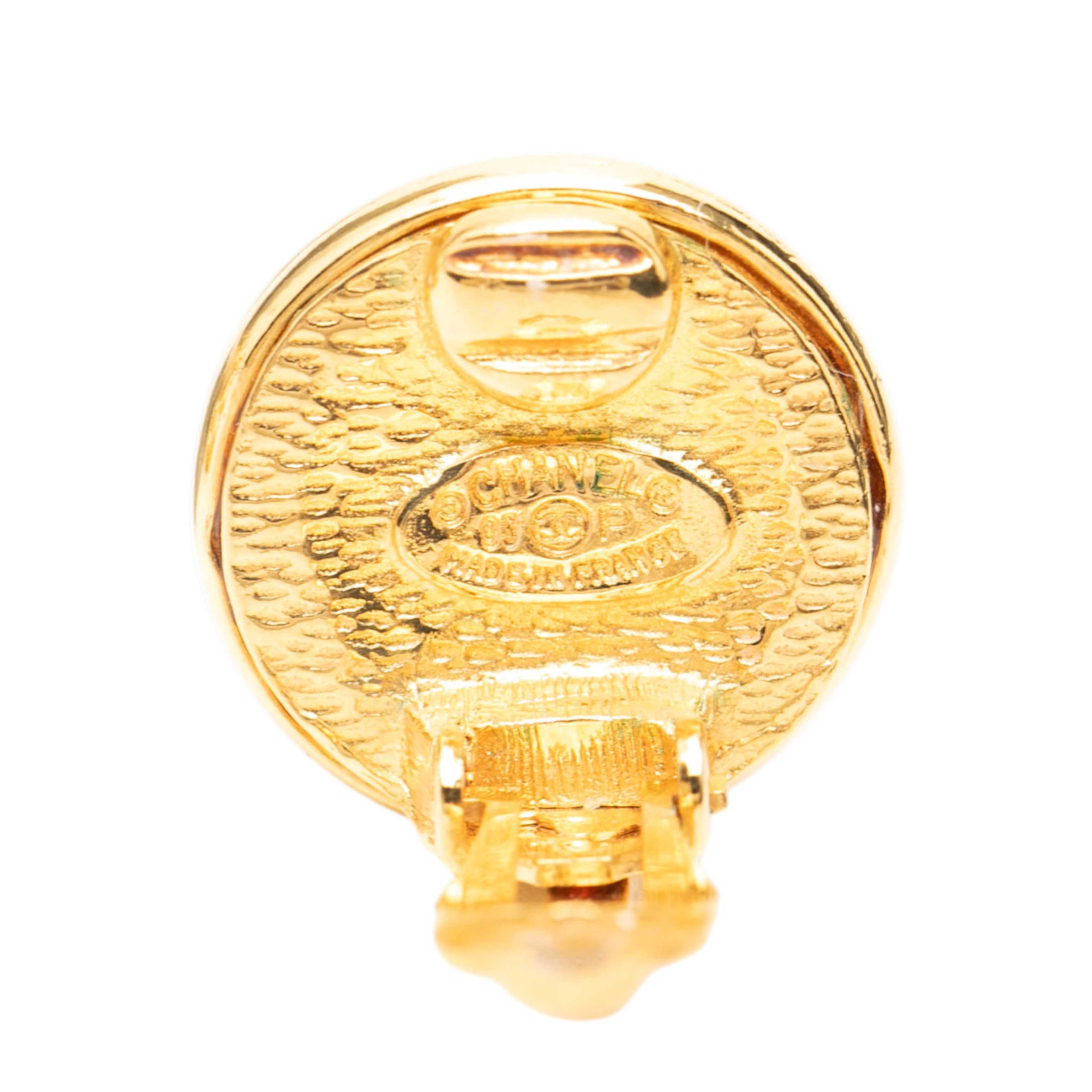 Chanel Cc Gold Plated Round Clip On Earrings, från Luxclusif, i färgen gold. Klicka för att öppna bilden i stort format