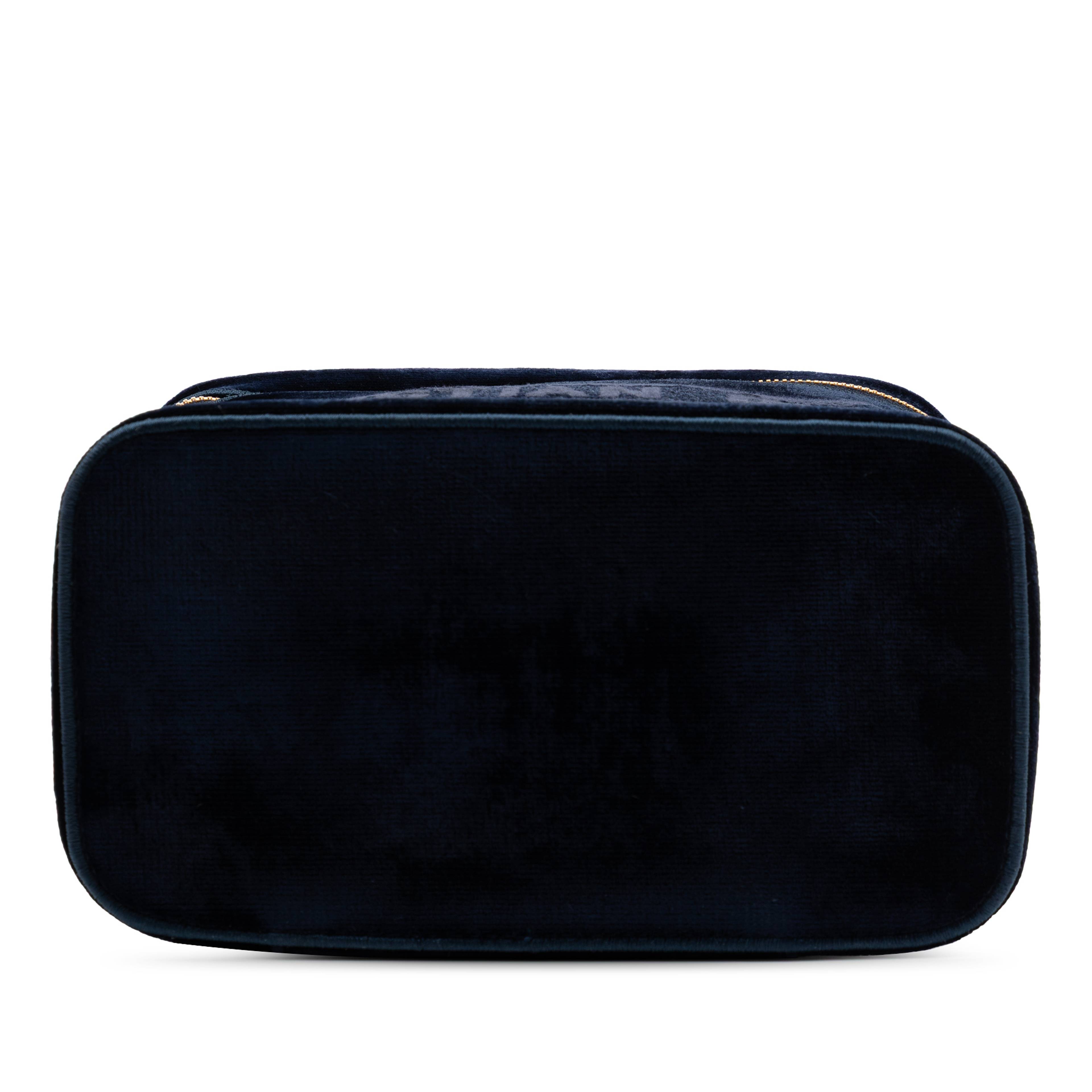 Dior Embroidered Velvet Diortravel Vanity Case, från Luxclusif, i färgen navy. Klicka för att öppna bilden i stort format