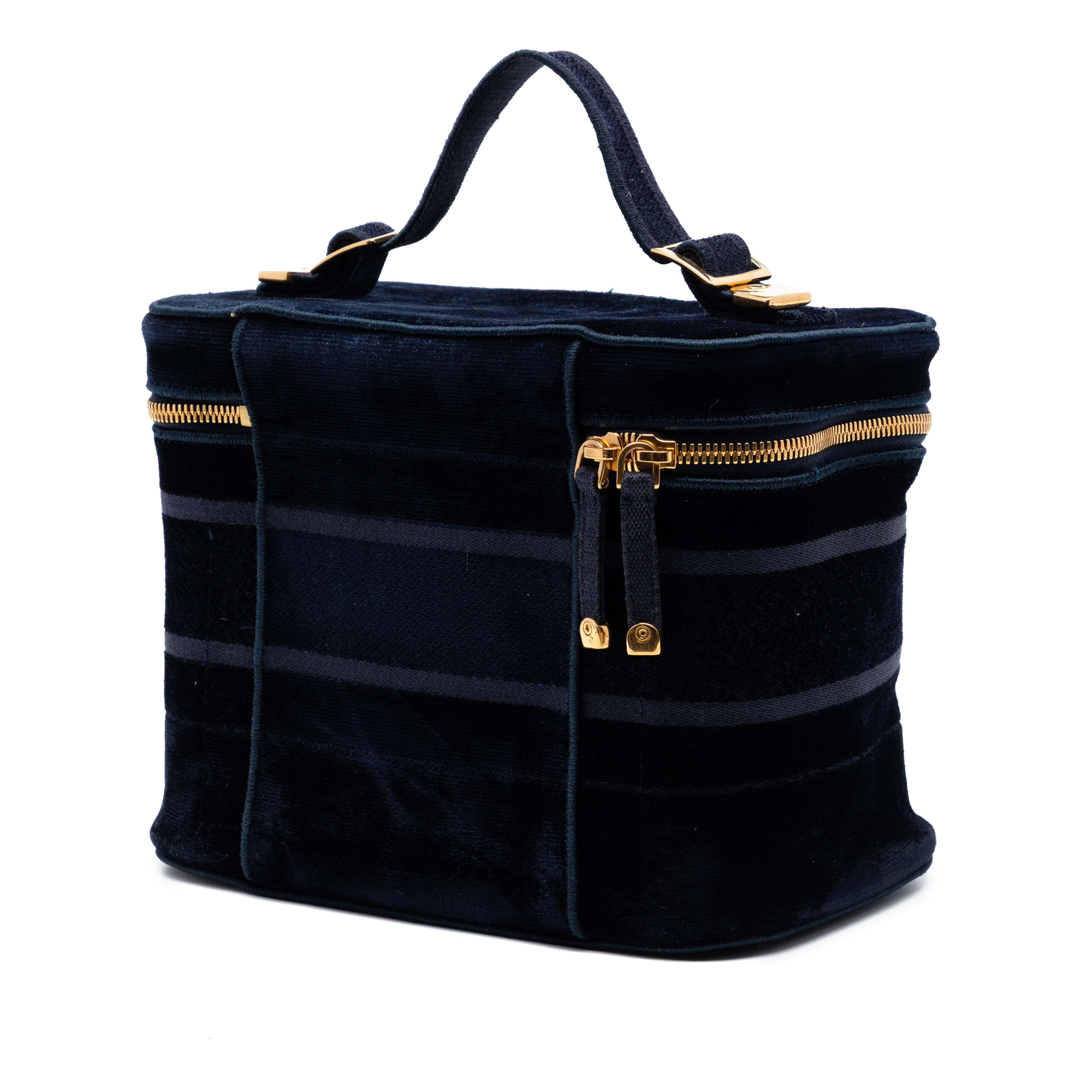 Dior Embroidered Velvet Diortravel Vanity Case, från Luxclusif, i färgen blå. Klicka för att öppna bilden i stort format
