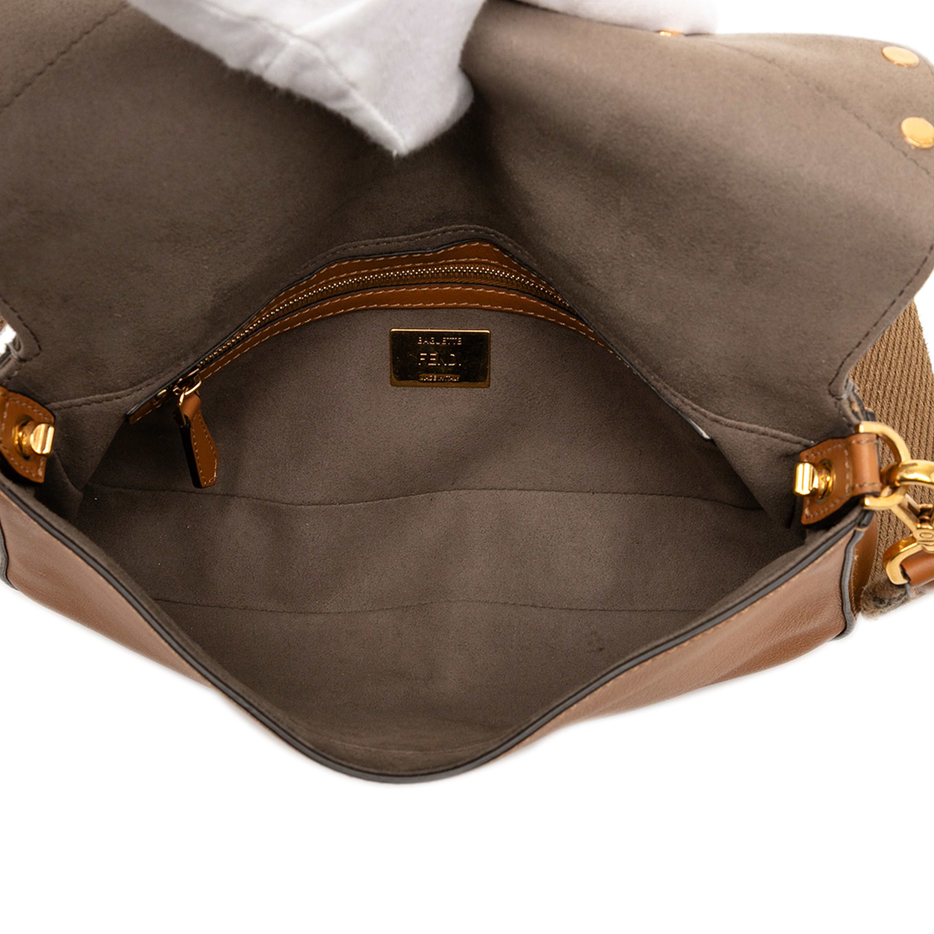 Fendi Vitello Grace Ff 1974 Baguette Crossbody, från Luxclusif, i färgen brown. Klicka för att öppna bilden i stort format