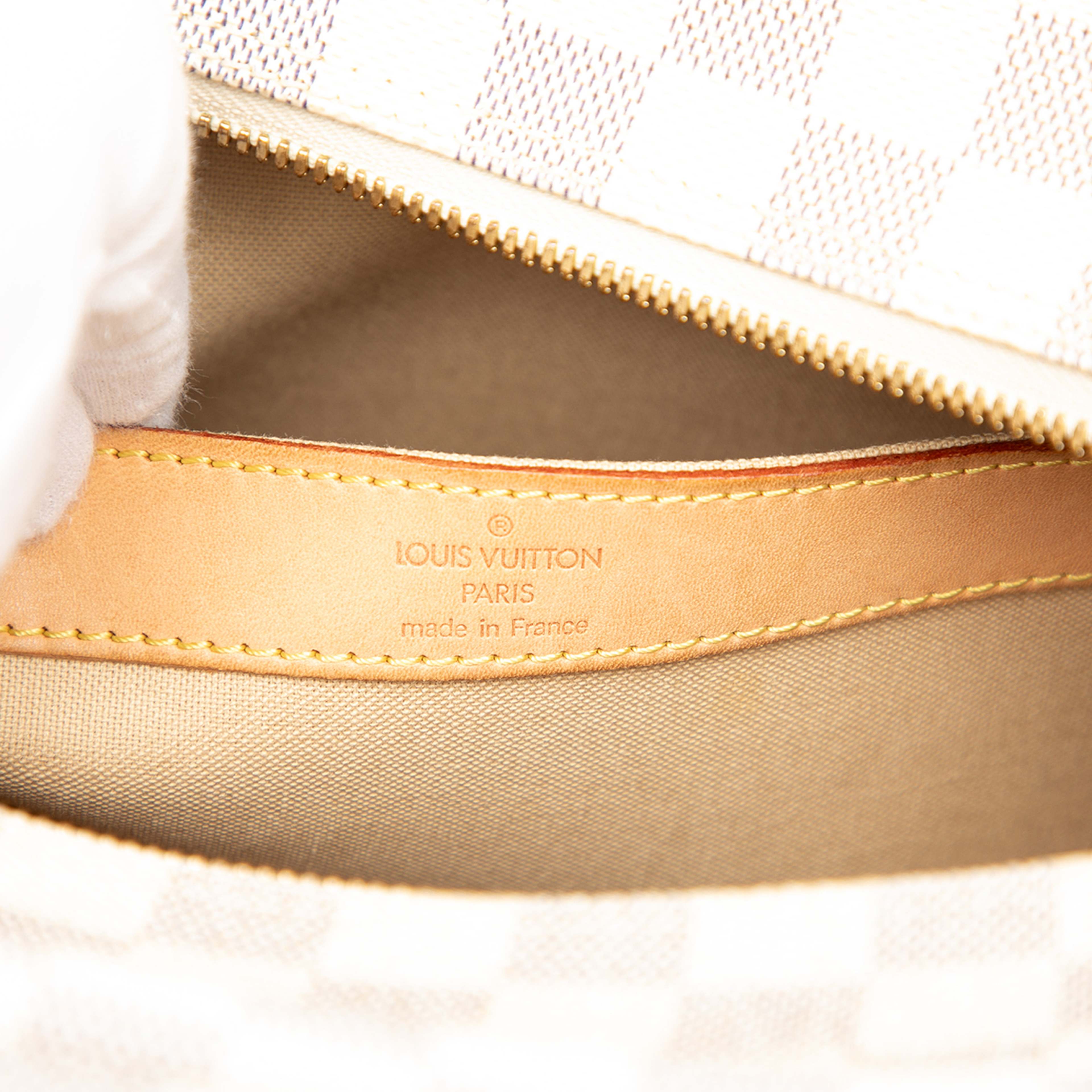 Louis Vuitton Damier Azur Naviglio, från Luxclusif, i färgen white. Klicka för att öppna bilden i stort format