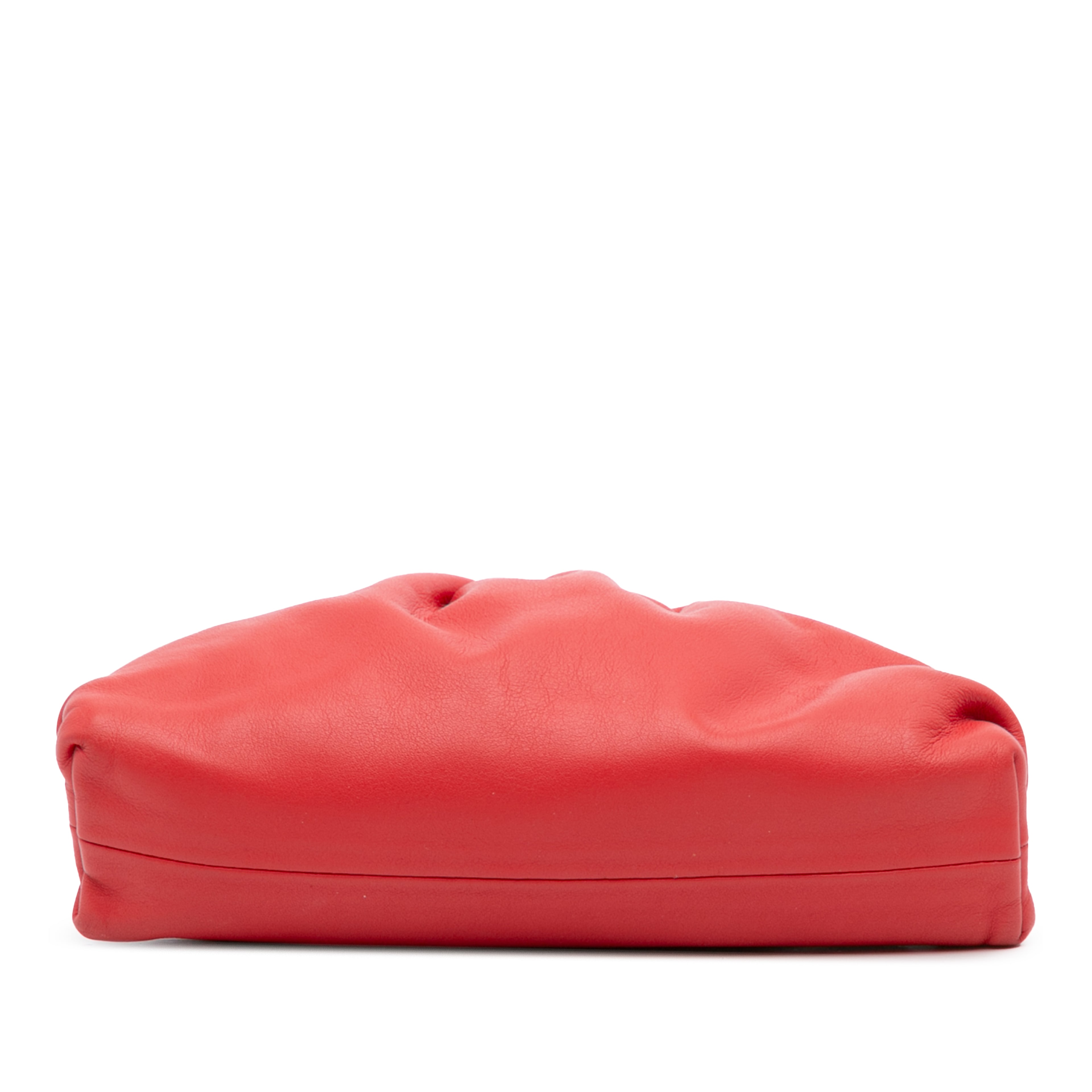 Bottega Veneta Lambskin The Mini Pouch Crossbody, från Luxclusif, i färgen red. Klicka för att öppna bilden i stort format