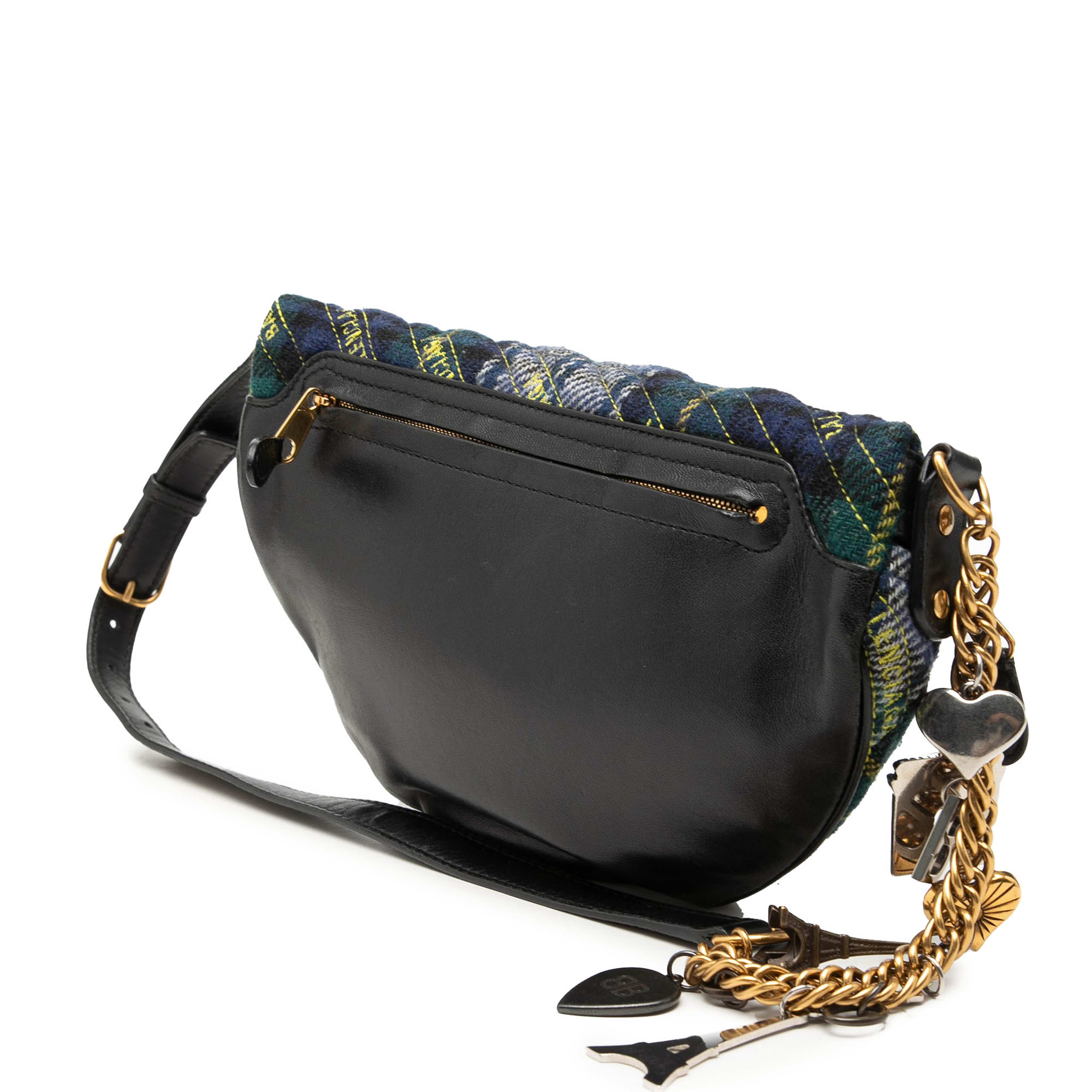 Balenciaga Diagonal Quilted Wool Allover Logo Souvenir Belt Bag Xs, från Luxclusif, i färgen grön. Klicka för att öppna bilden i stort format
