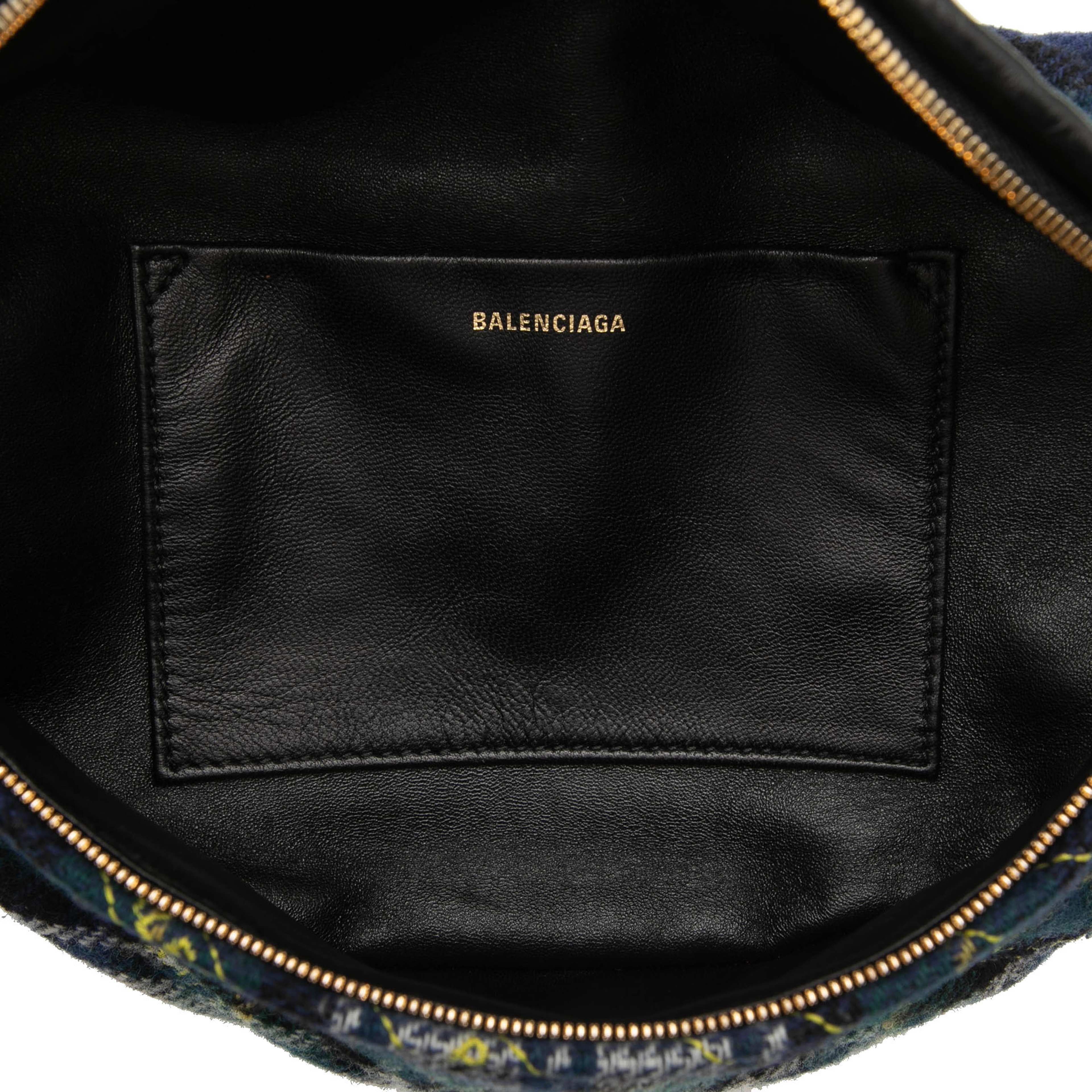 Balenciaga Diagonal Quilted Wool Allover Logo Souvenir Belt Bag Xs, från Luxclusif, i färgen green. Klicka för att öppna bilden i stort format