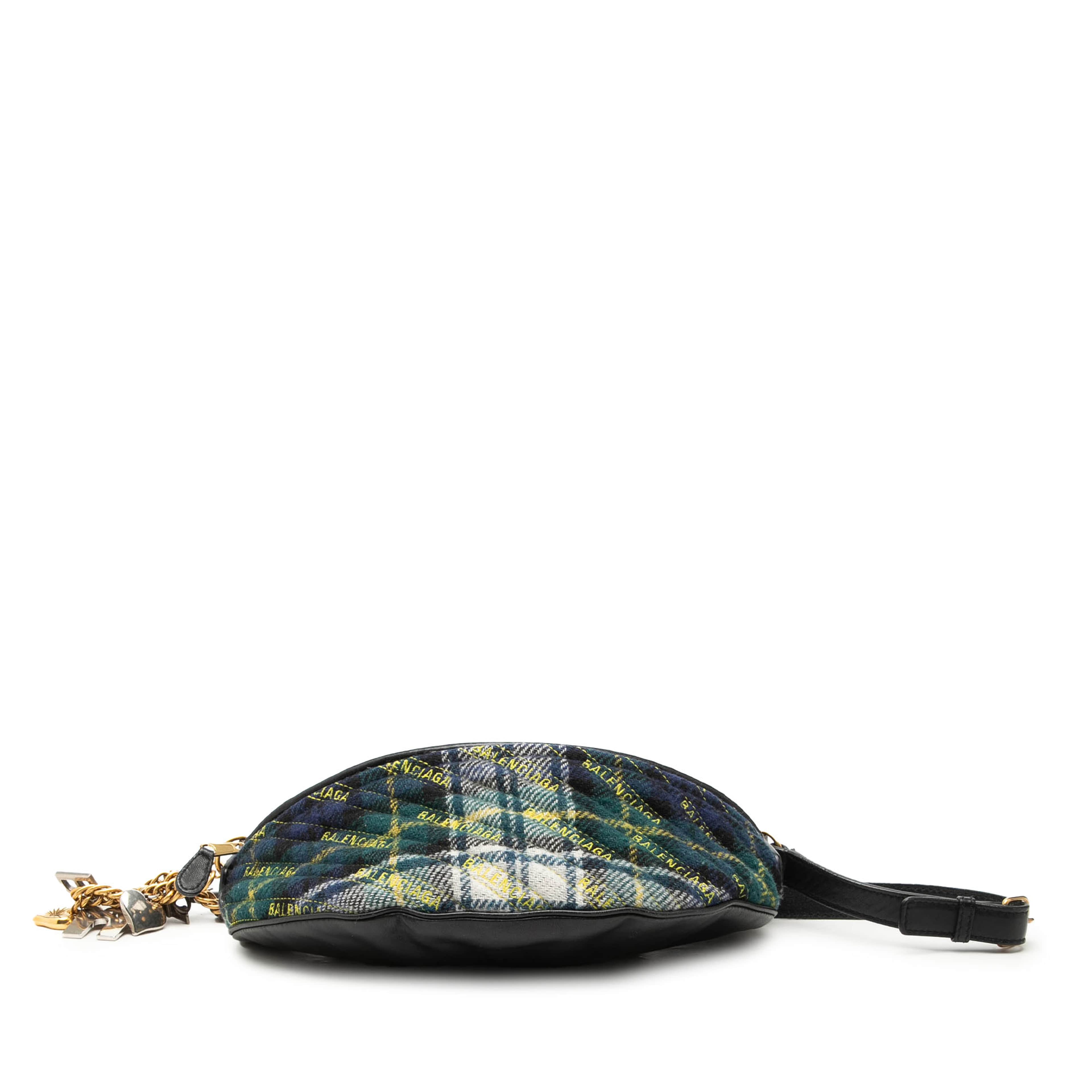 Balenciaga Diagonal Quilted Wool Allover Logo Souvenir Belt Bag Xs, från Luxclusif, i färgen green. Klicka för att öppna bilden i stort format