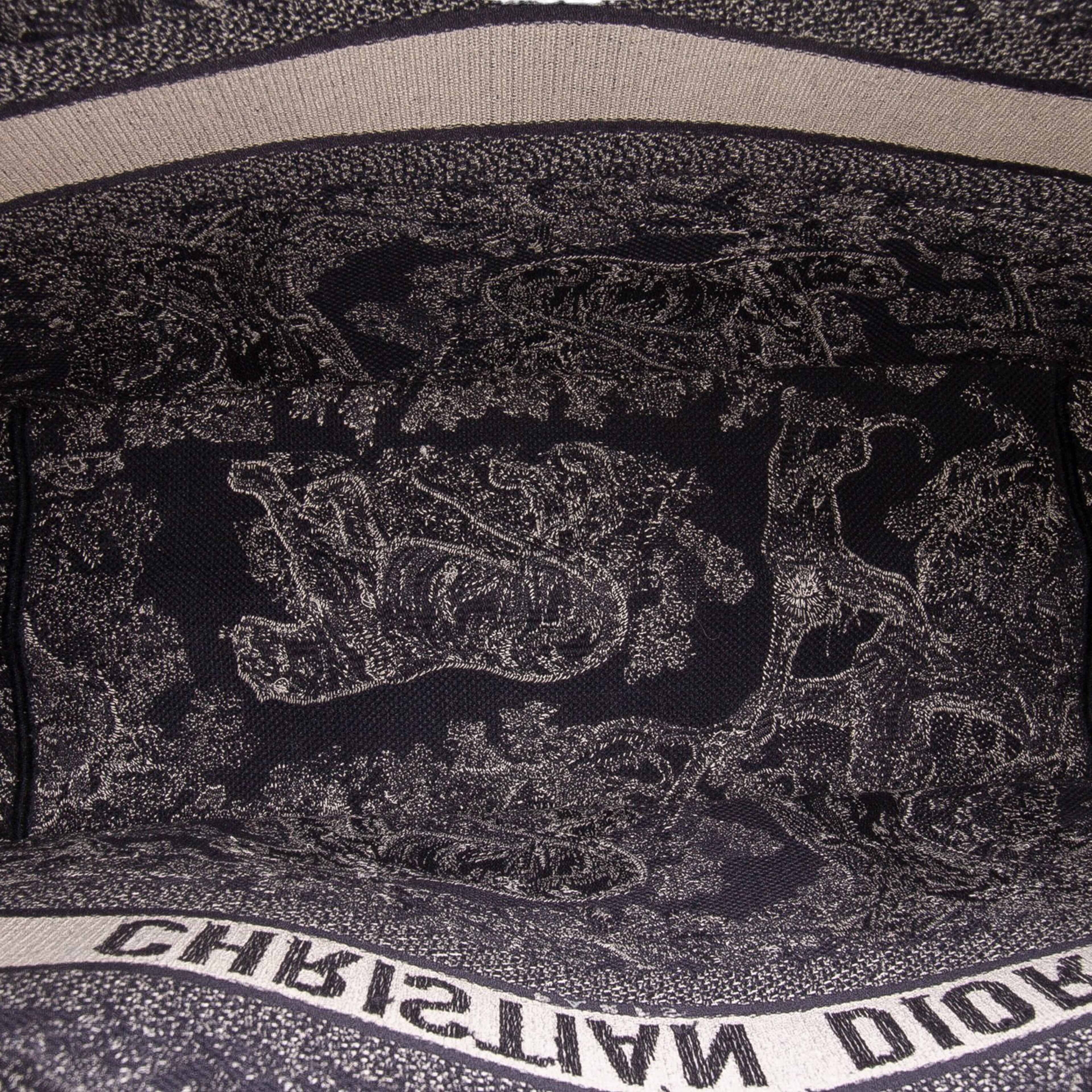 Dior Large Canvas Toile De Jouy Reverse Embroidered Book Tote, från Luxclusif, i färgen navy. Klicka för att öppna bilden i stort format