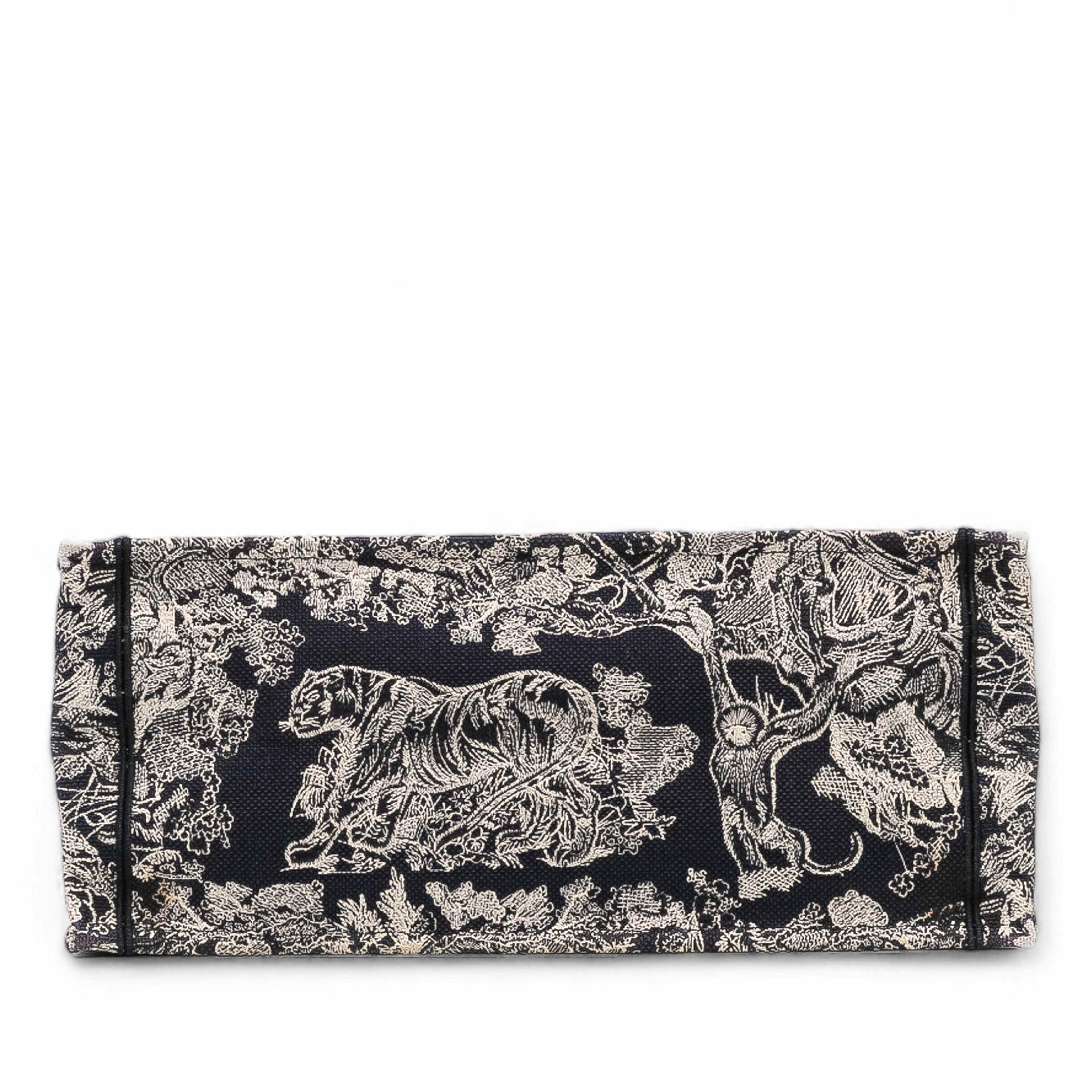 Dior Large Canvas Toile De Jouy Reverse Embroidered Book Tote, från Luxclusif, i färgen navy. Klicka för att öppna bilden i stort format