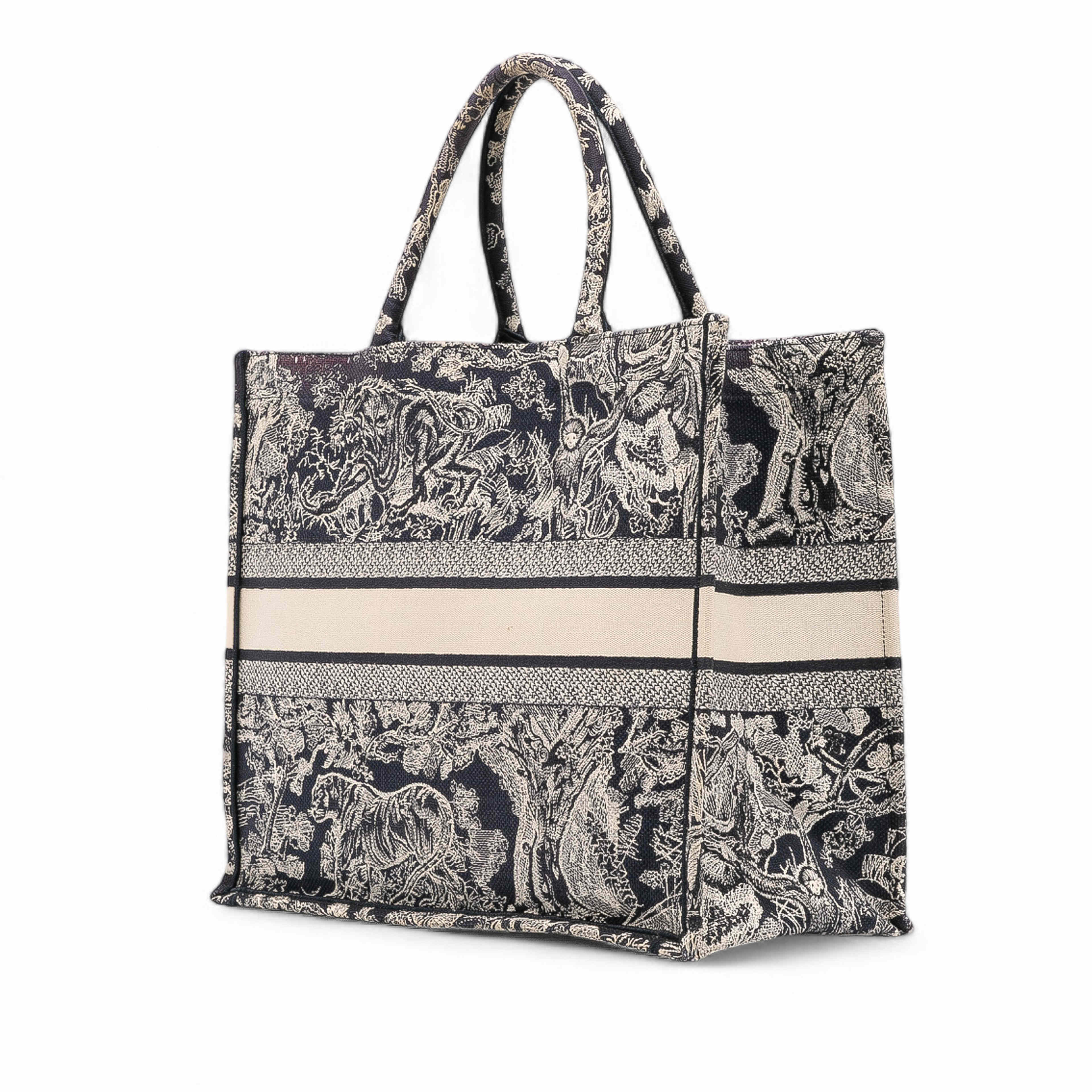 Dior Large Canvas Toile De Jouy Reverse Embroidered Book Tote, från Luxclusif, i färgen navy. Klicka för att öppna bilden i stort format