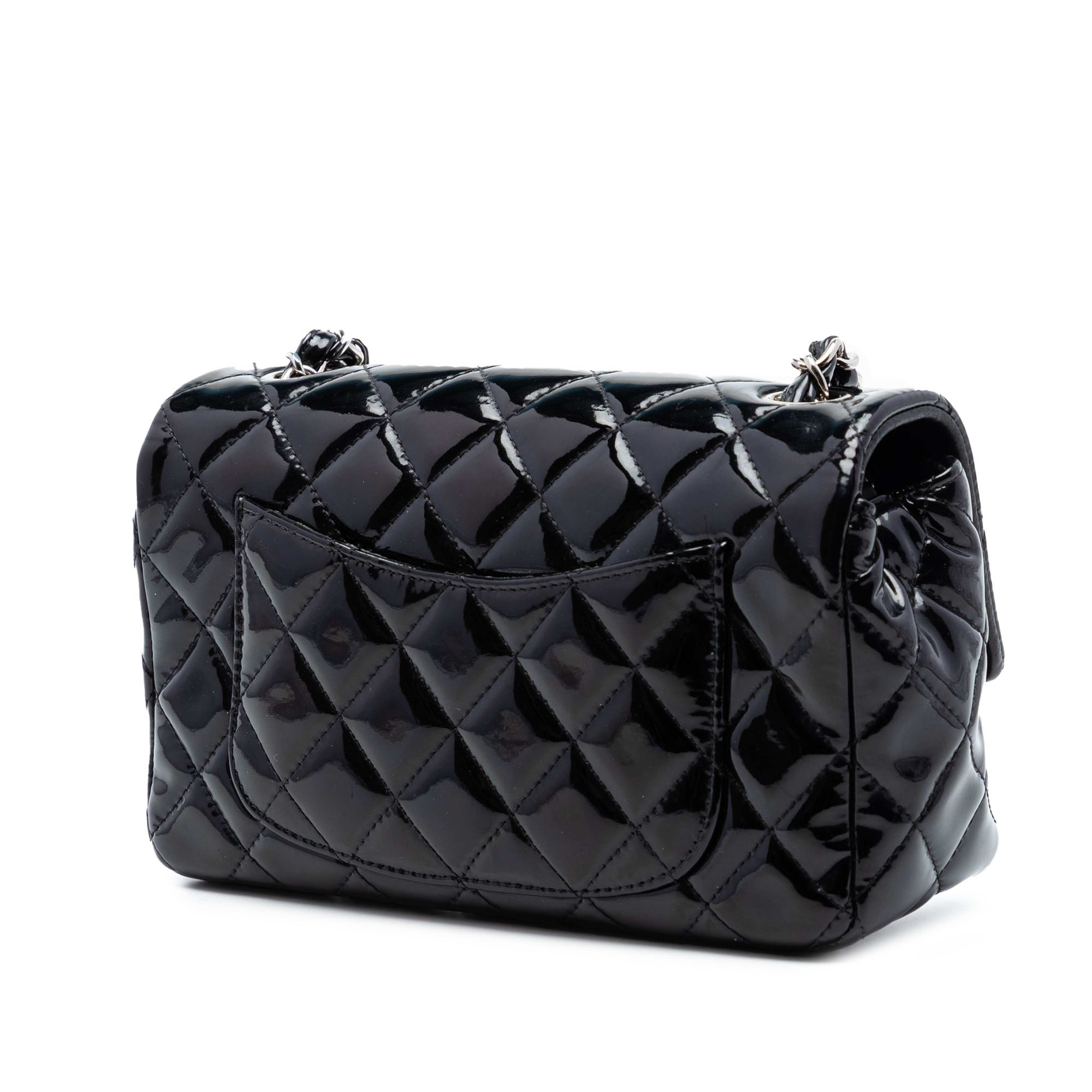 Chanel Mini Rectangular Classic Patent Single Flap, från Luxclusif, i färgen black. Klicka för att öppna bilden i stort format